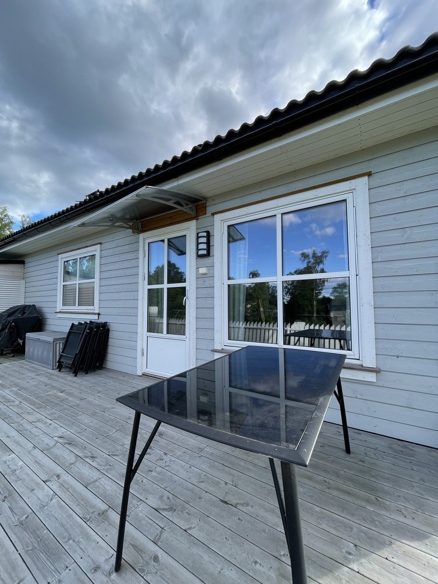 Fin uteplass med terrasse og mulighet for å nyte sene solkvelder Galleribilde