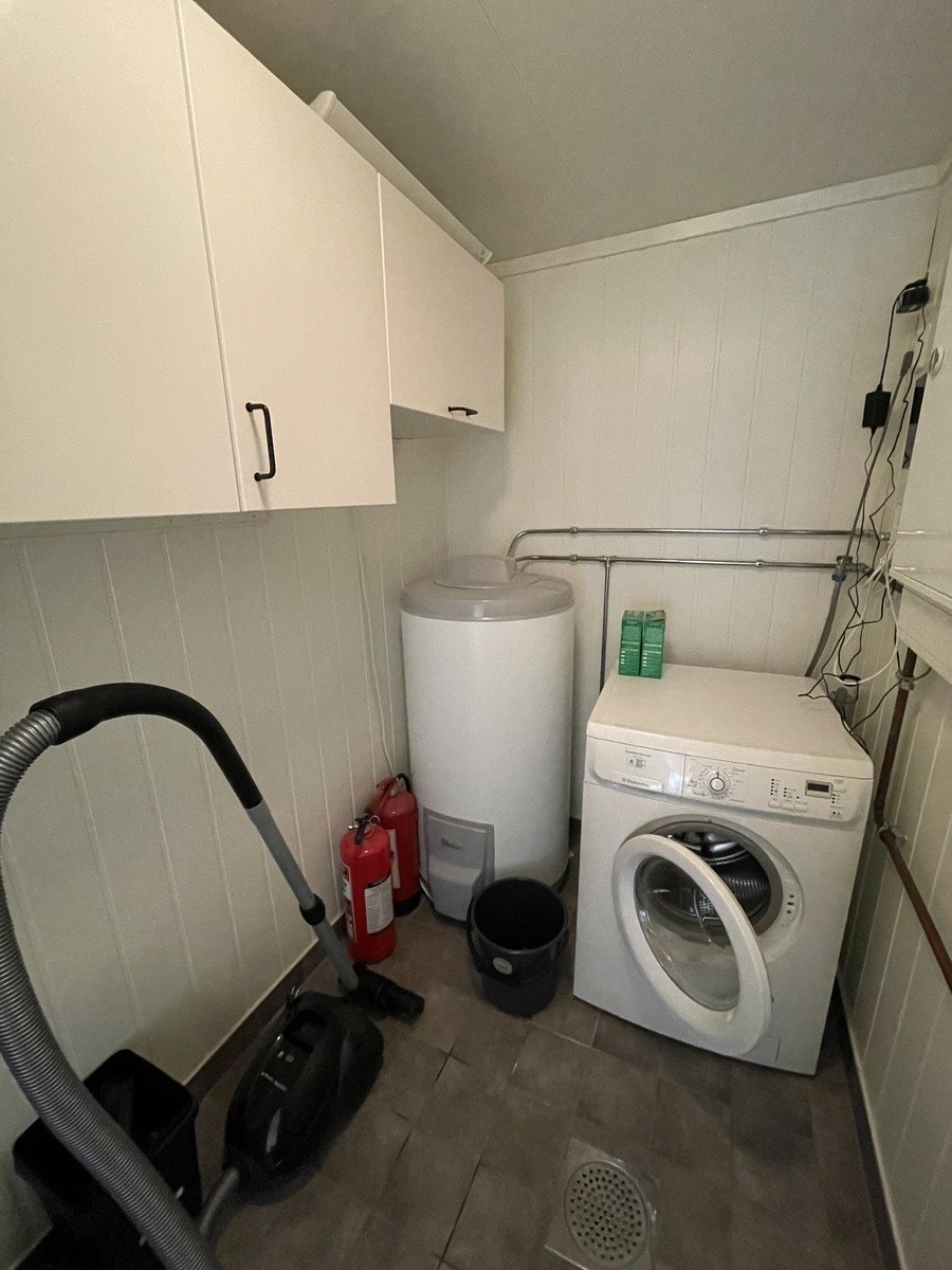 Teknisk rom med vaskemaskin Galleribilde