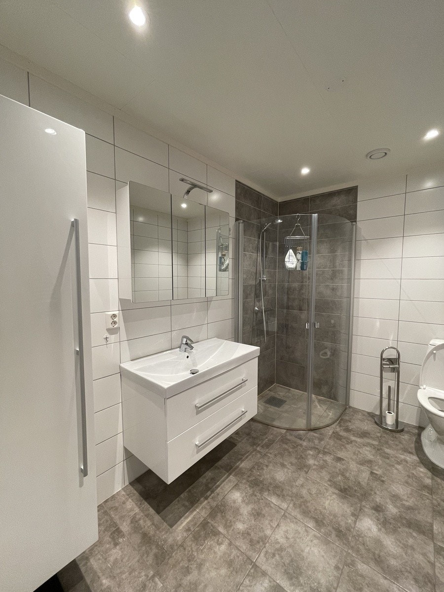 Flisbelagt og romslig bad Galleribilde