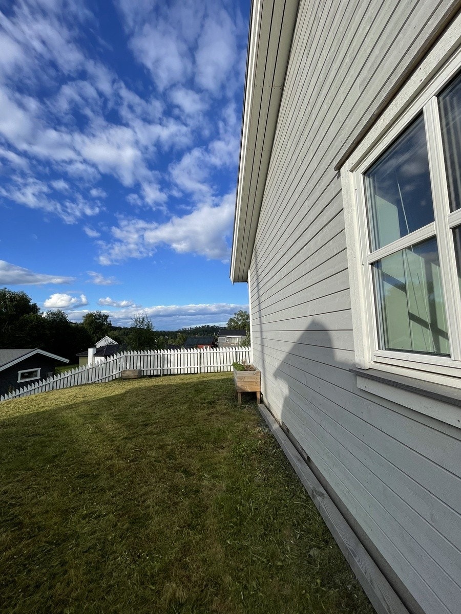 Stor og fin uteplass med gressplen Galleribilde