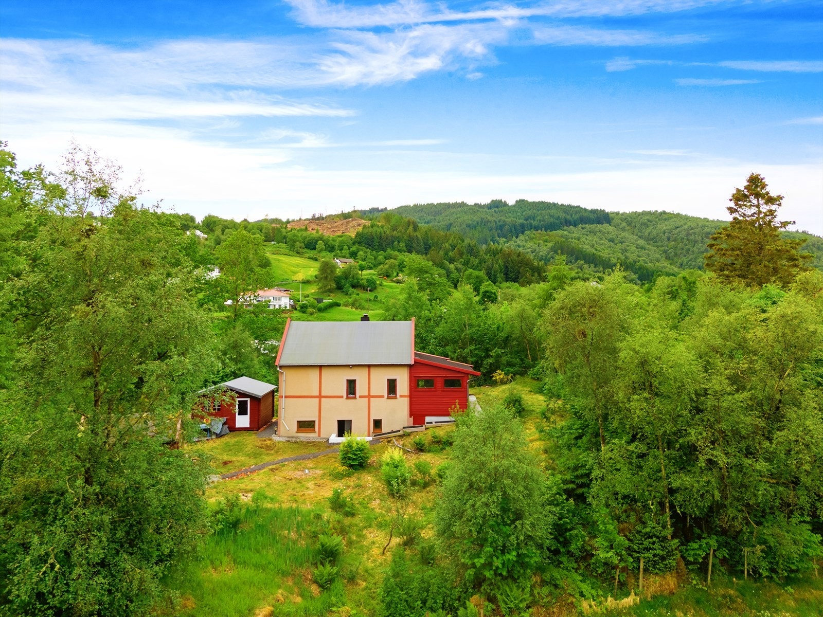 Fra tomten har du også utsikt mot Tellevikfjellet, en av flere flotte turer i nærområdet. Galleribilde