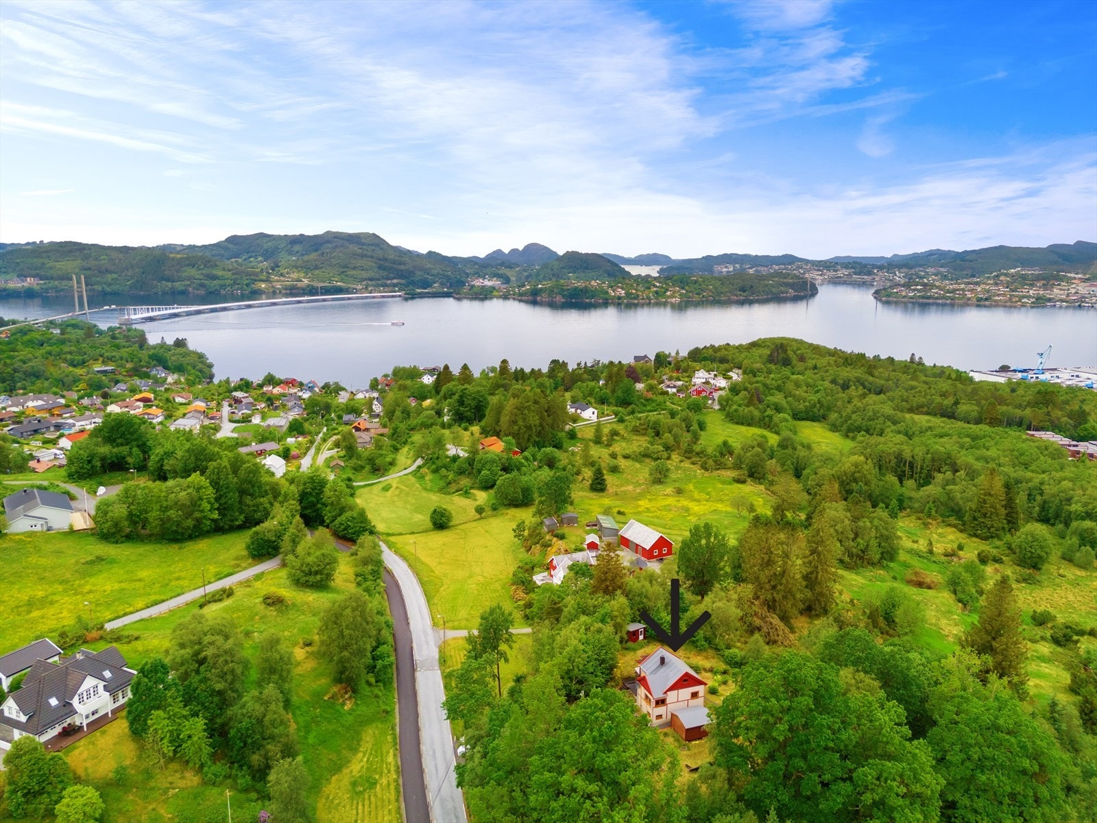 Usjenert og naturskjønn beliggenhet på Hordvik. Galleribilde