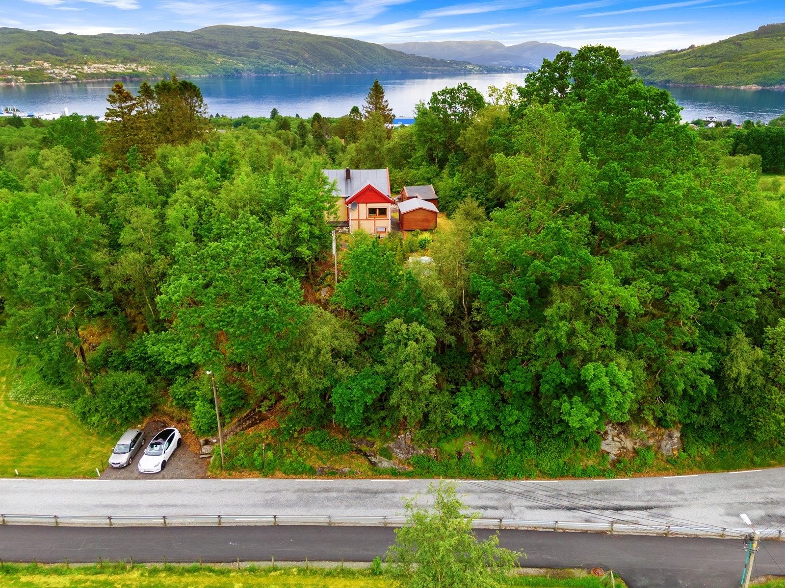 Parkering ved veien og trappeadkomst opp til hytten. Kort kjøreavstand til både Knavik senter og Åsane senter. Galleribilde