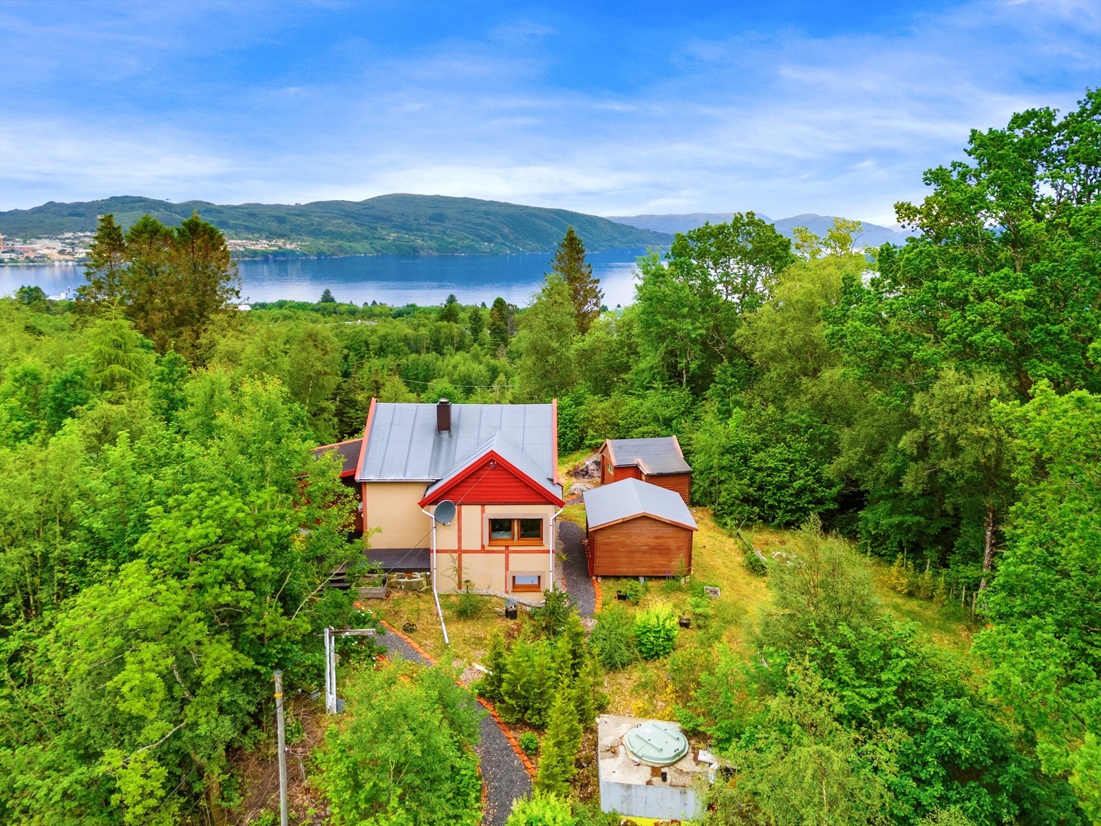 Hytten ligger i landlige omgivelser, med en flott utsikt over Sørfjorden og omkringliggende natur. Galleribilde