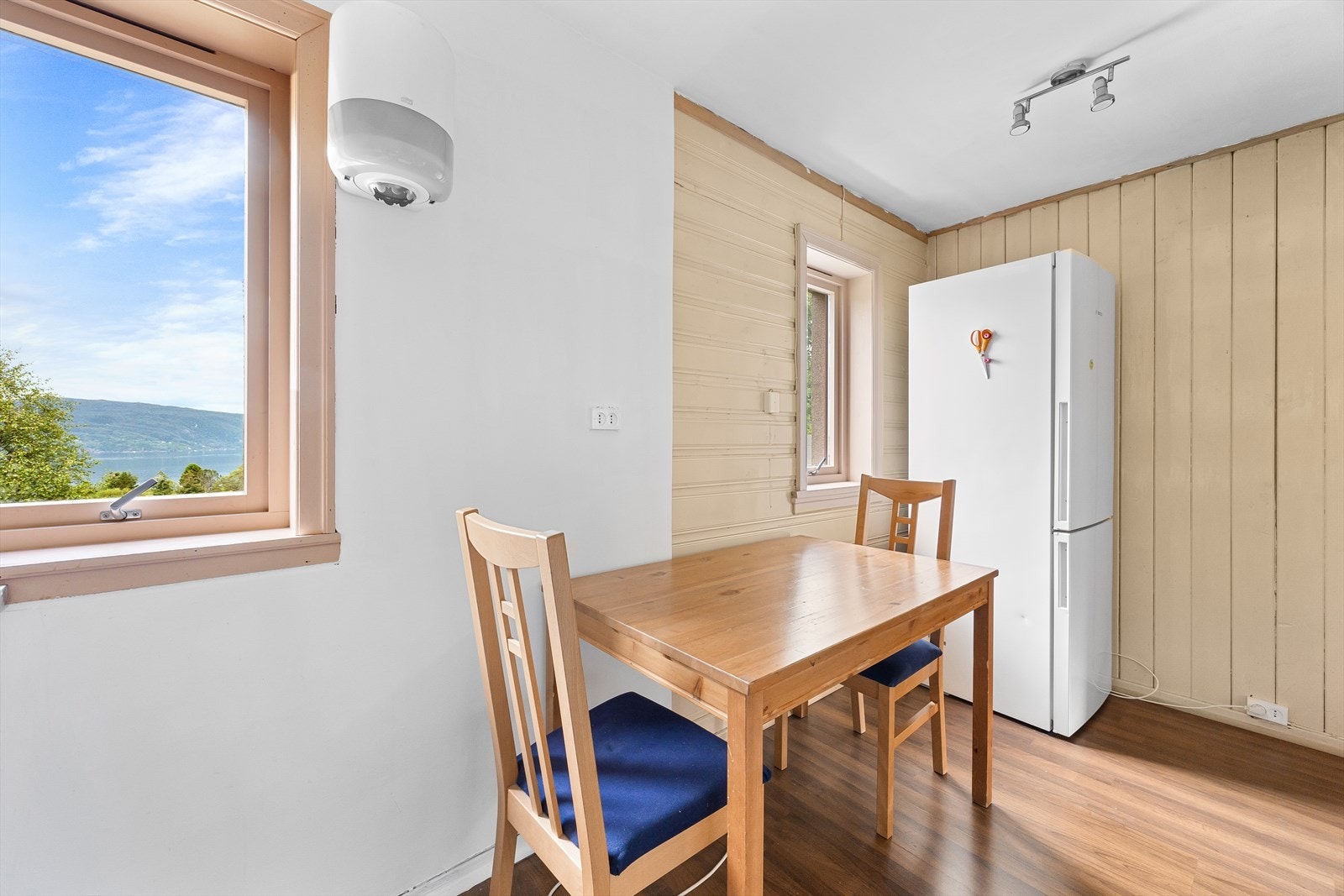 Kjøkkenet har plass til å innrede med enkelt spisebord om ønskelig. Her kan du nyte frokosten og den fine utsikten. Galleribilde