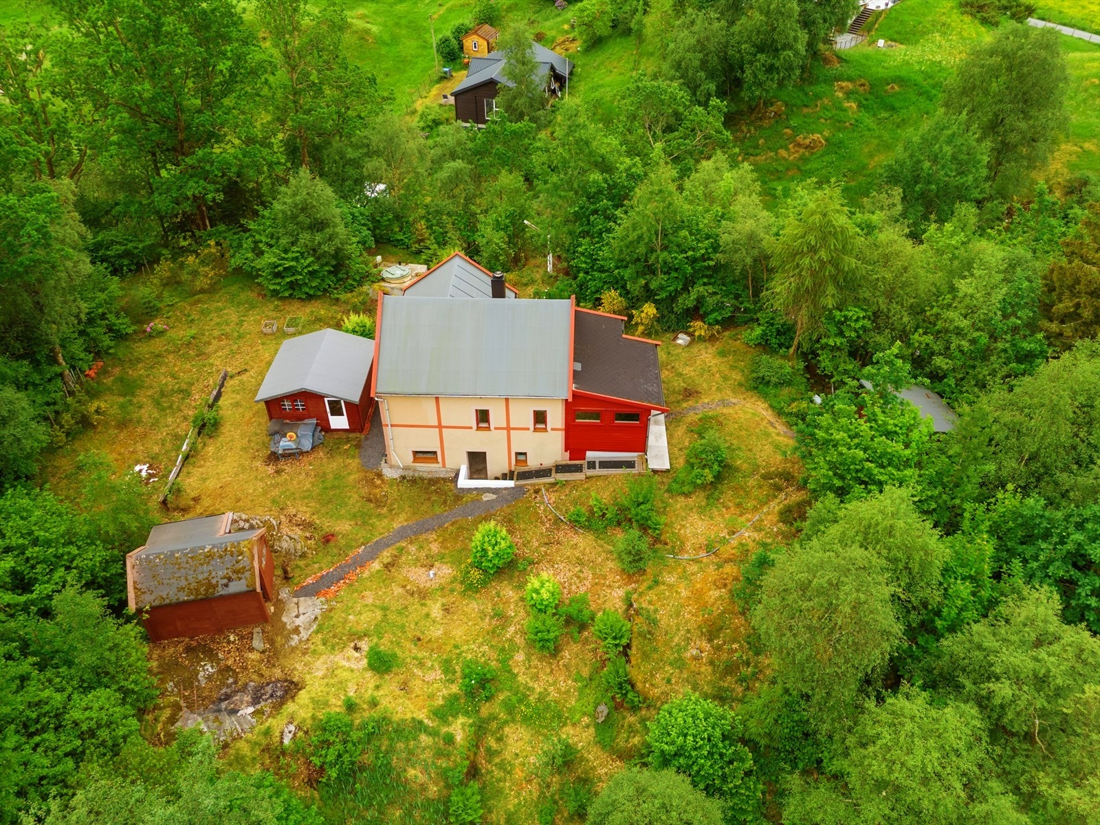 Tomten er på hele 1997,7 m², og har godt med boltreplass for hele familien. Galleribilde