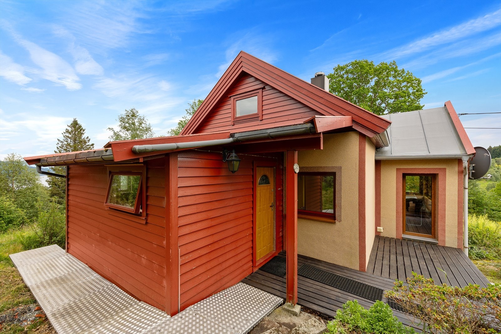 Inngangsparti og terrasse med utgang fra stue. Galleribilde