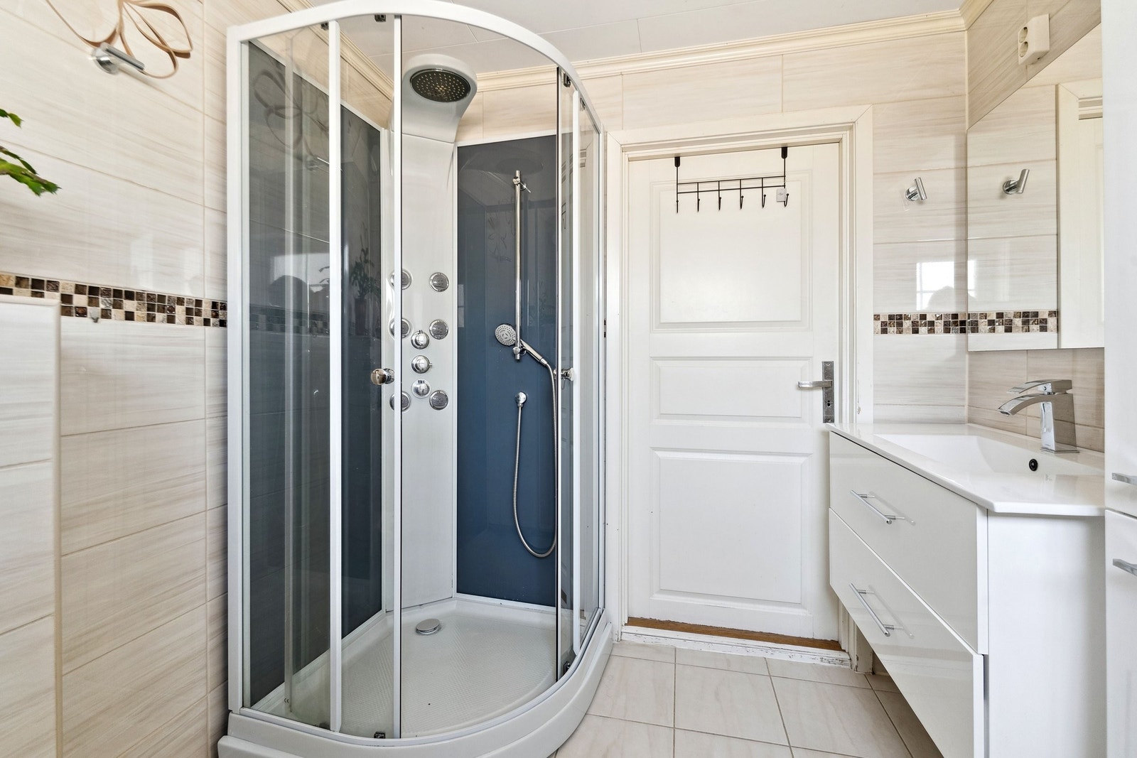Det er også et stort dusjkabinett med regnfallsdusj og muligheter for å bruke massasjefunksjon om du ønsker dette Galleribilde