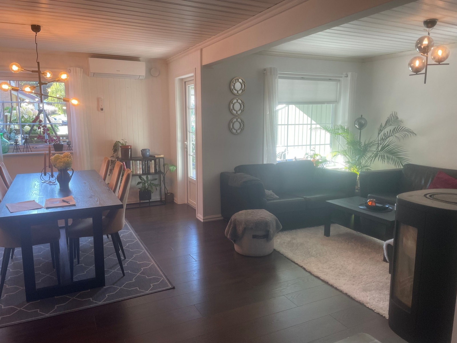 Her stue med annen plassering av sofa og bord (selgers eget bilde). Galleribilde