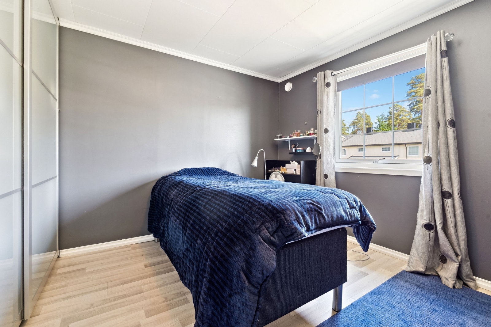 Soverom nr. 2, har også plass til dobbeltseng og har godt med skapplass. Dette soverommet får morgensolen inn vinduet. Galleribilde