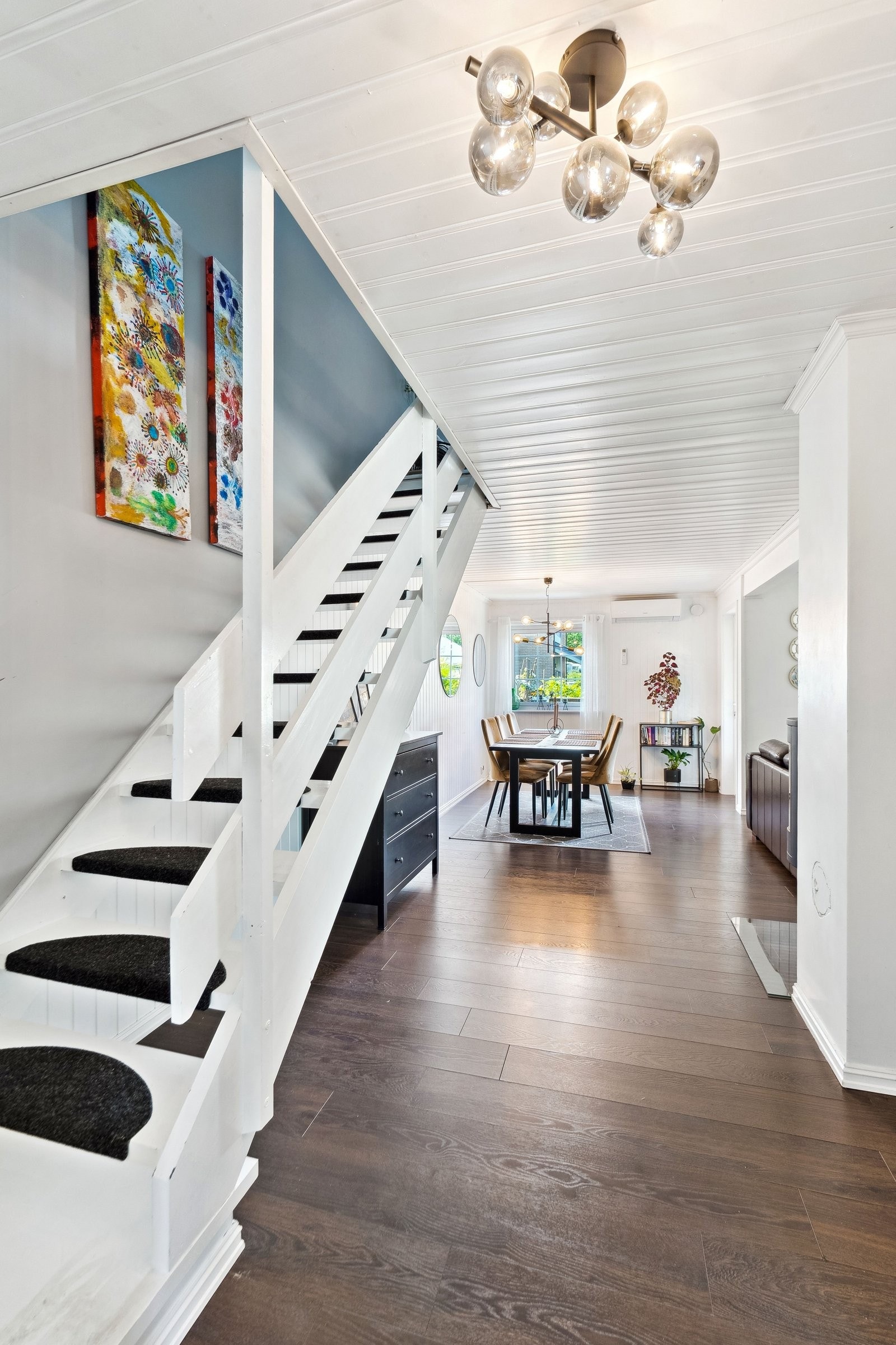 Visningen går videre i 1. etasje før vi tar trappa opp til 2. etasje Galleribilde