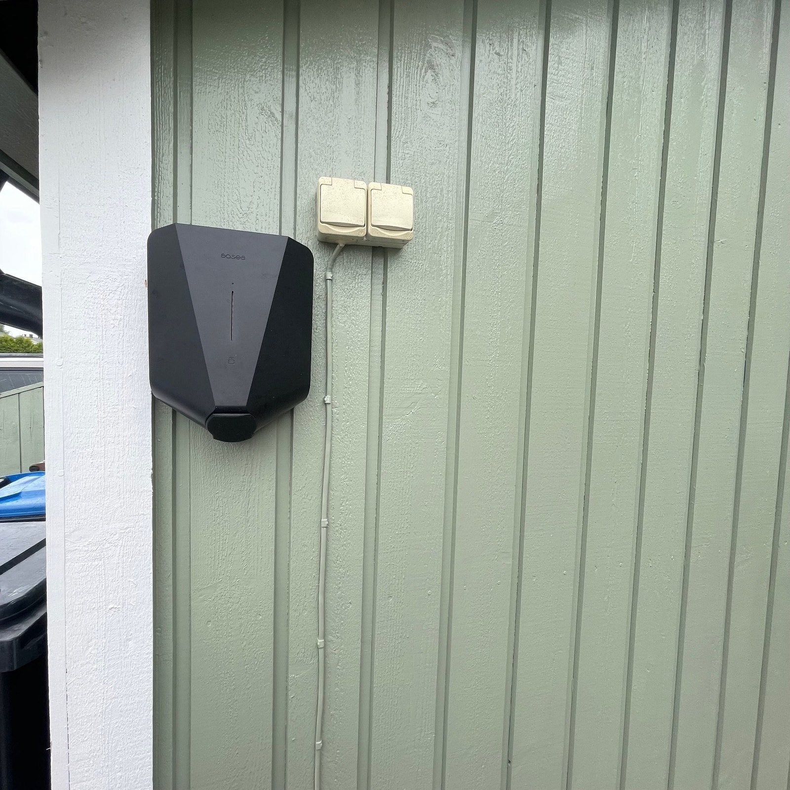 Lader til el-bil finner dere rett på utsiden av inngangspartiet. Her er det også plass til 2 biler (selgers eget bilde). Galleribilde