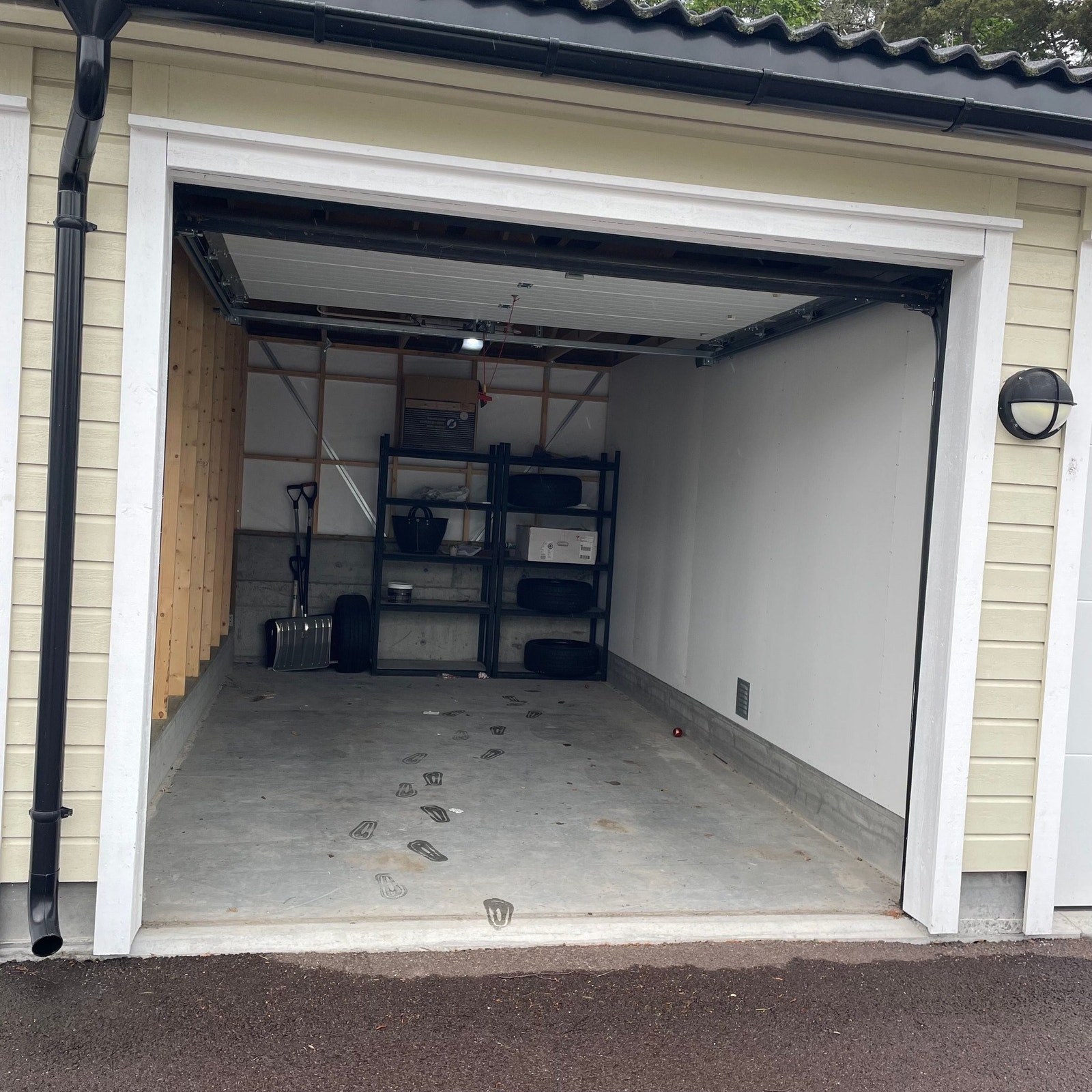 God plass i garasjen! Det er elektrisk port! (selgers eget bilde) Galleribilde