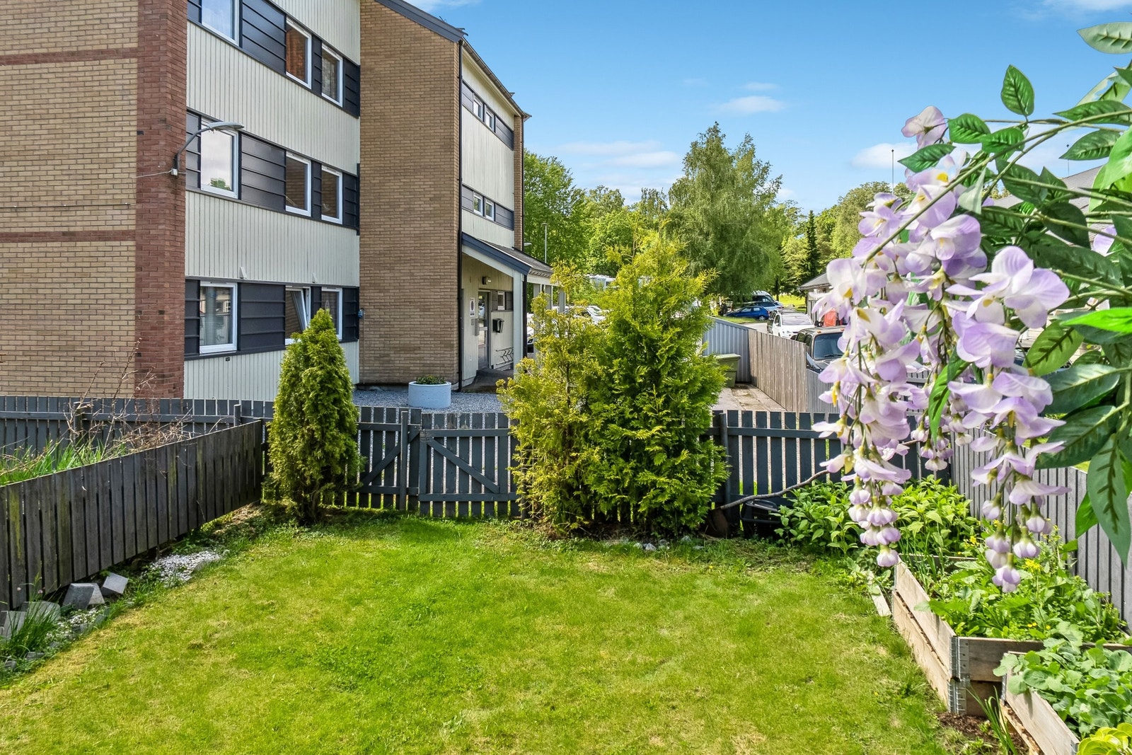 Denne sjarmerende lille hageflekken hører til. Her er det muligheter til å dyrke egne urter/ grønnsaker eller ulike planter. Galleribilde