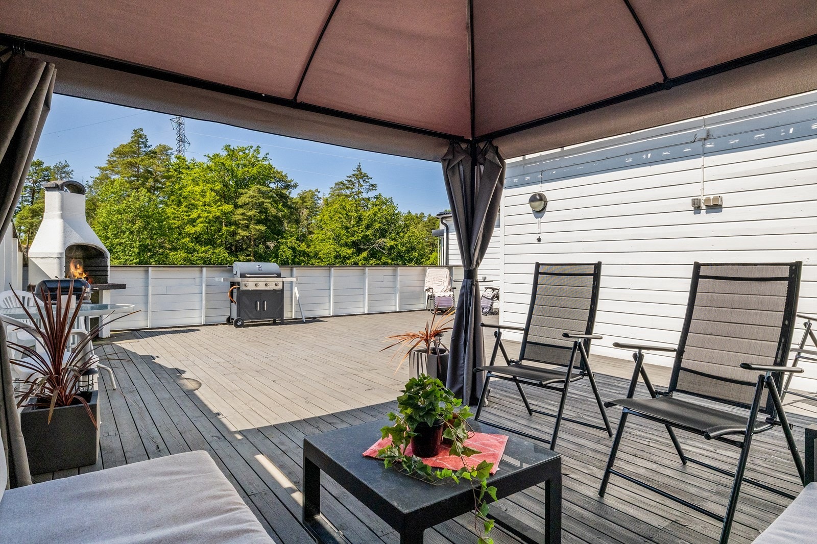 Velkommen opp til borettslagets flotte felles takterrasse - et sjeldent tilbud som gir deg muligheten til å nyte det beste av sol og utsikt, fra morgen til kveld. Her får du en luftig og solrik oase hvor både små og store øyeblikk kan deles og nytes. Galleribilde