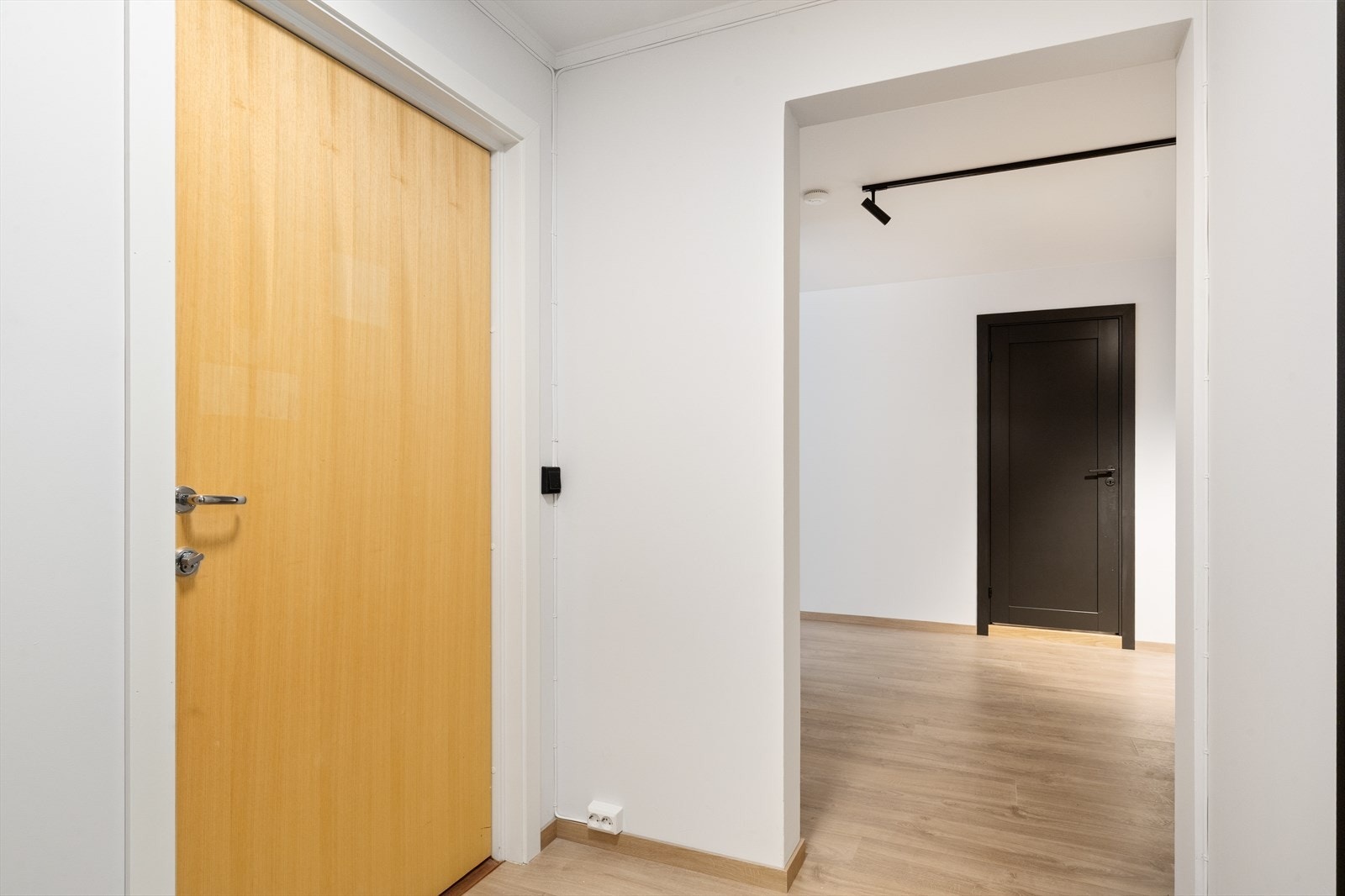 Entréen ønsker deg velkommen med et lyst og delikat uttrykk, og gir et godt førsteinntrykk av boligen. Her er det god plass til garderobeskap eller andre praktiske løsninger som sørger for ryddig og effektiv oppbevaring av yttertøy og sko. Galleribilde