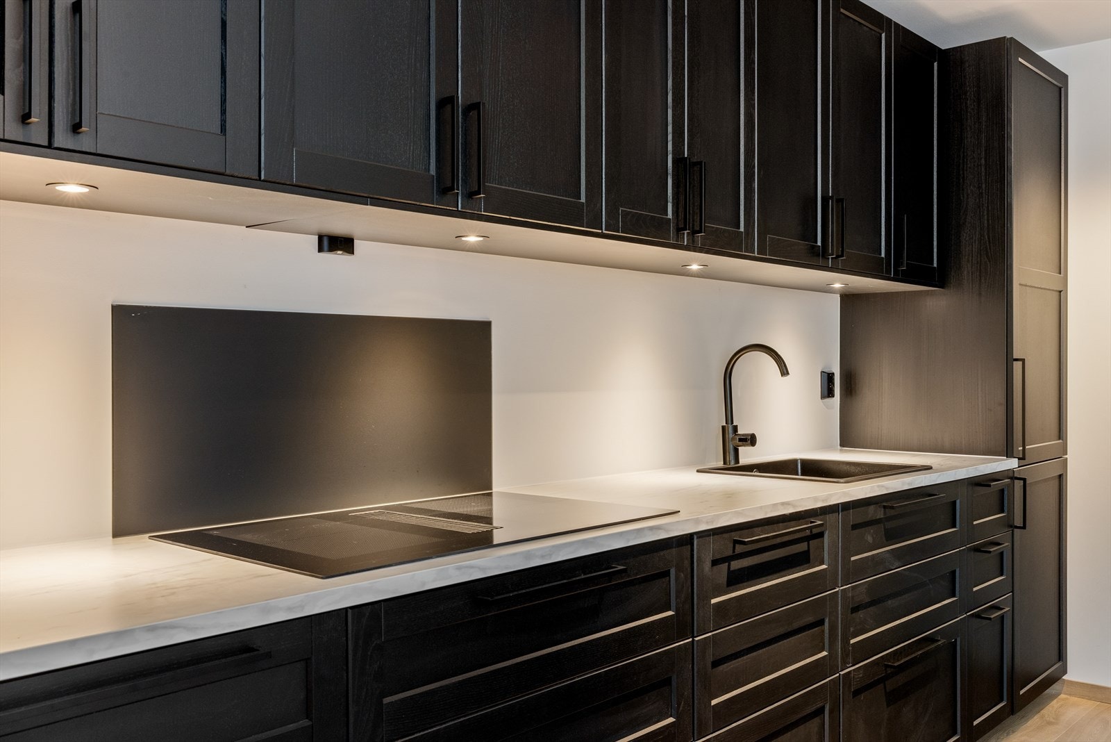 Benkeplaten i slitesterk laminat gir en praktisk og stilren arbeidsflate. Galleribilde