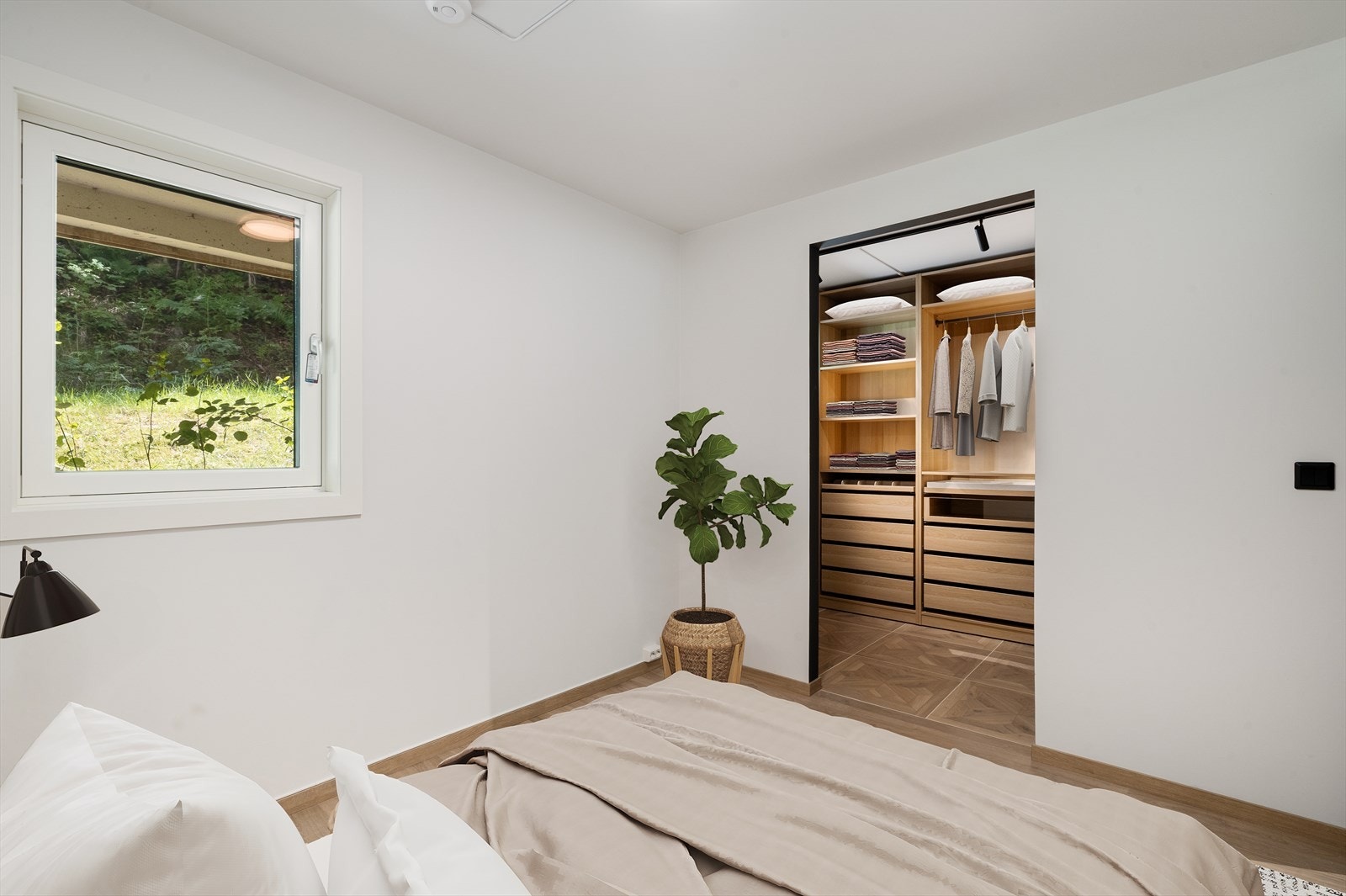 Eksklusivt hovedsoverom med walk-in garderobe. Den tilhørende walk-in garderoben gir en helt fantastisk oppbevaringsløsning - perfekt for deg som ønsker orden og oversikt i hverdagen. Galleribilde