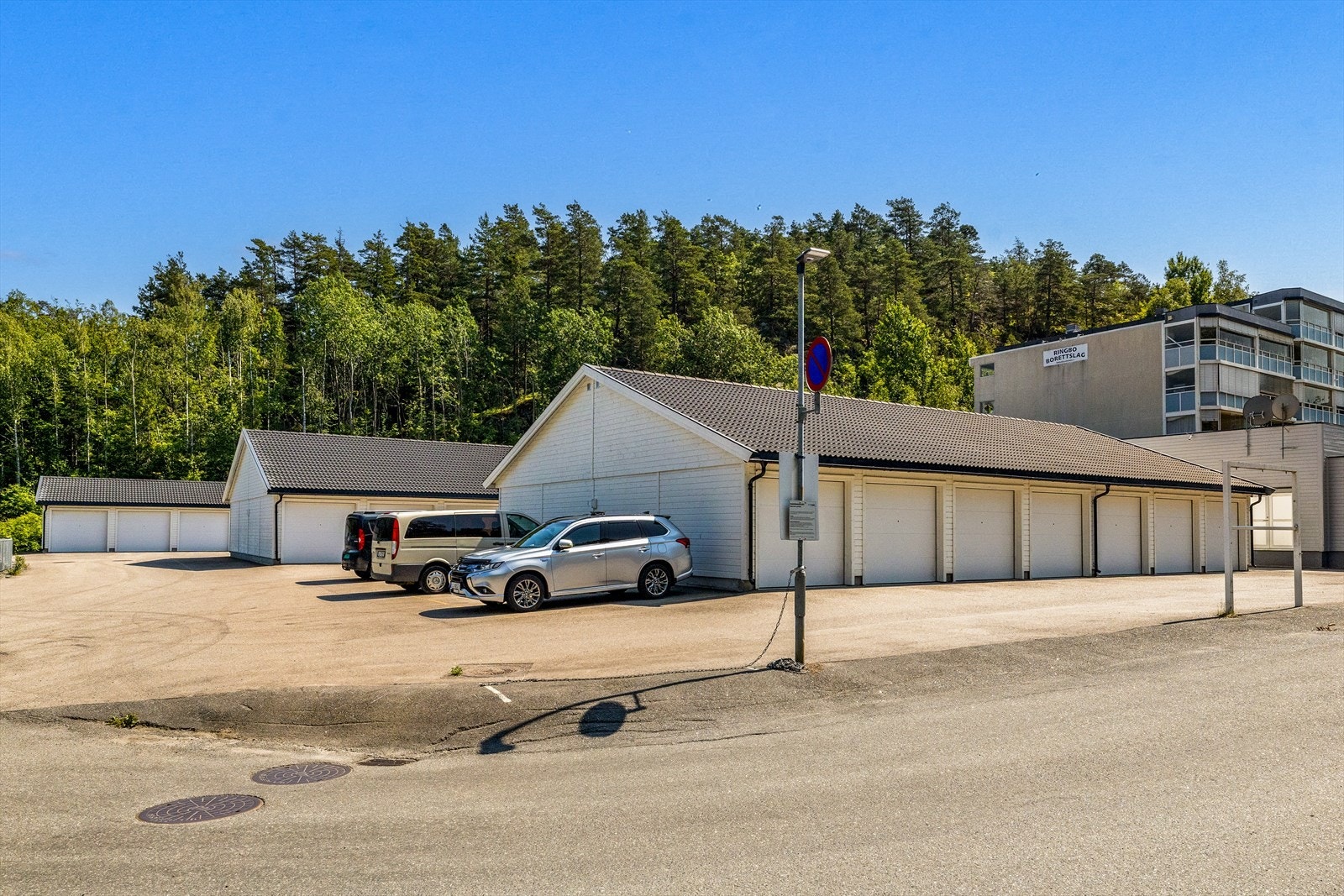 Felles gjesteparkering i borettslaget. Galleribilde