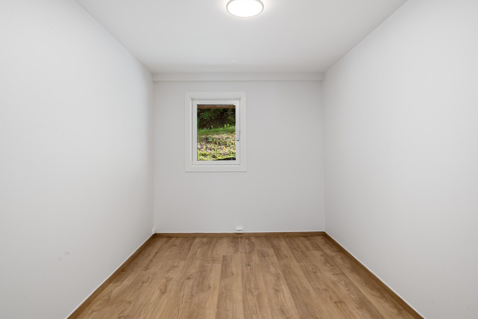 Med lyse overflater og behagelige fargevalg får rommet et trivelig og innbydende uttrykk, som gjør det lett å innrede etter eget ønske.
En flott bonus for deg som ønsker ekstra plass til familie, gjester eller fleksible løsninger i hverdagen. Galleribilde