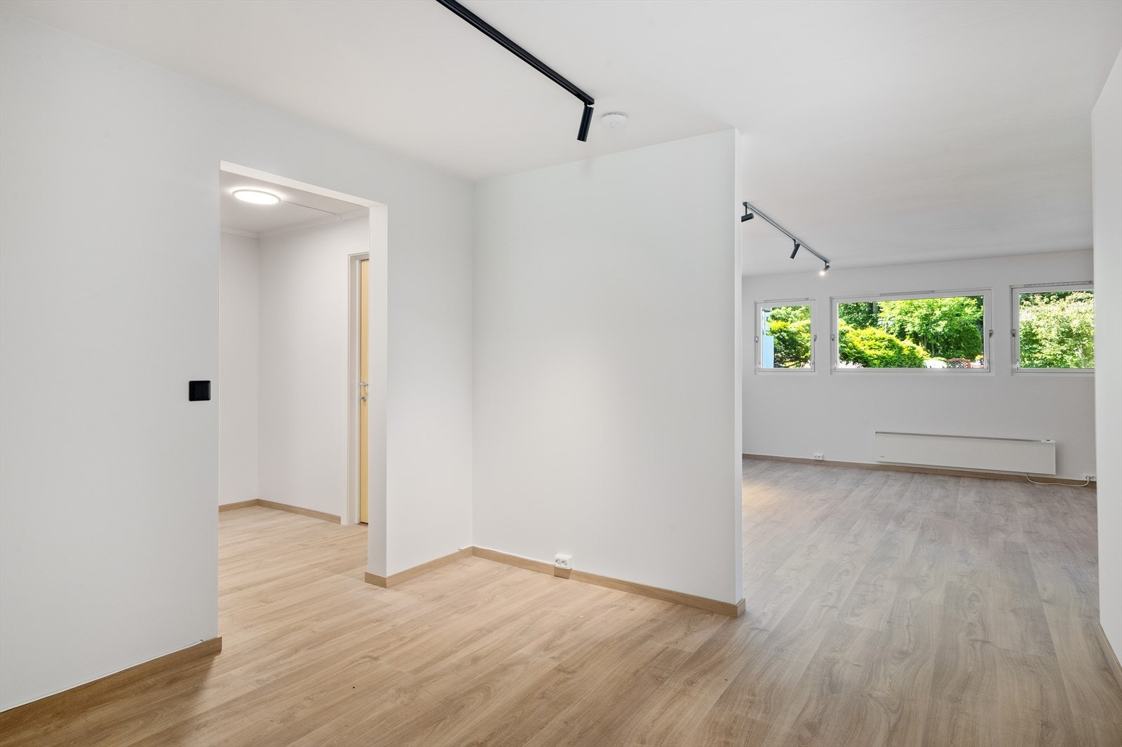 Leiligheten har en romslig hall som gir mange muligheter for møblering og personlig innredning. Her er det god plass til for eksempel kommode, sittebenk, speil eller ekstra garderobeløsninger . Galleribilde