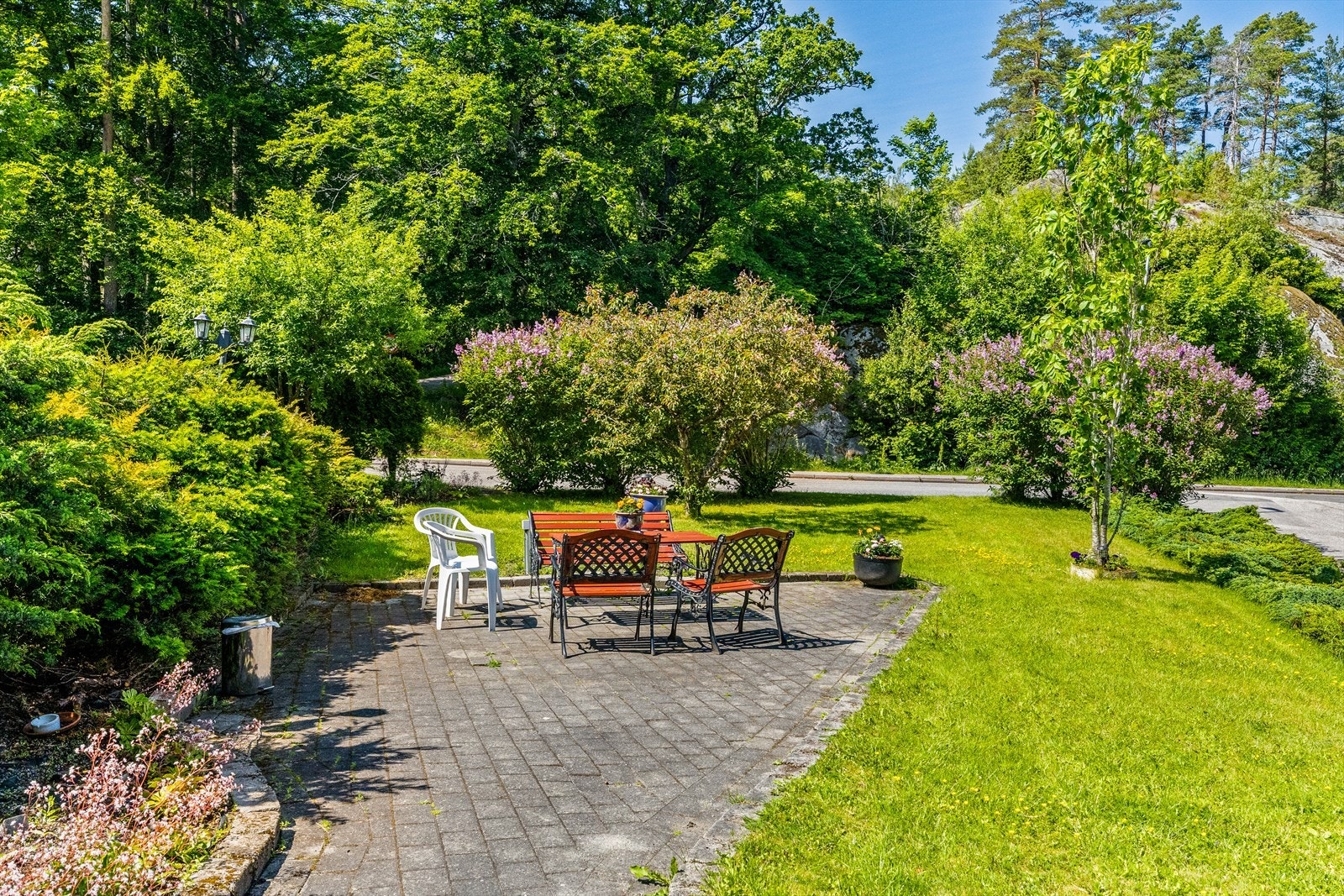 Borettslaget har en gjennomført og pent opparbeidet tomt som gir et harmonisk og velholdt inntrykk allerede ved ankomst. Galleribilde