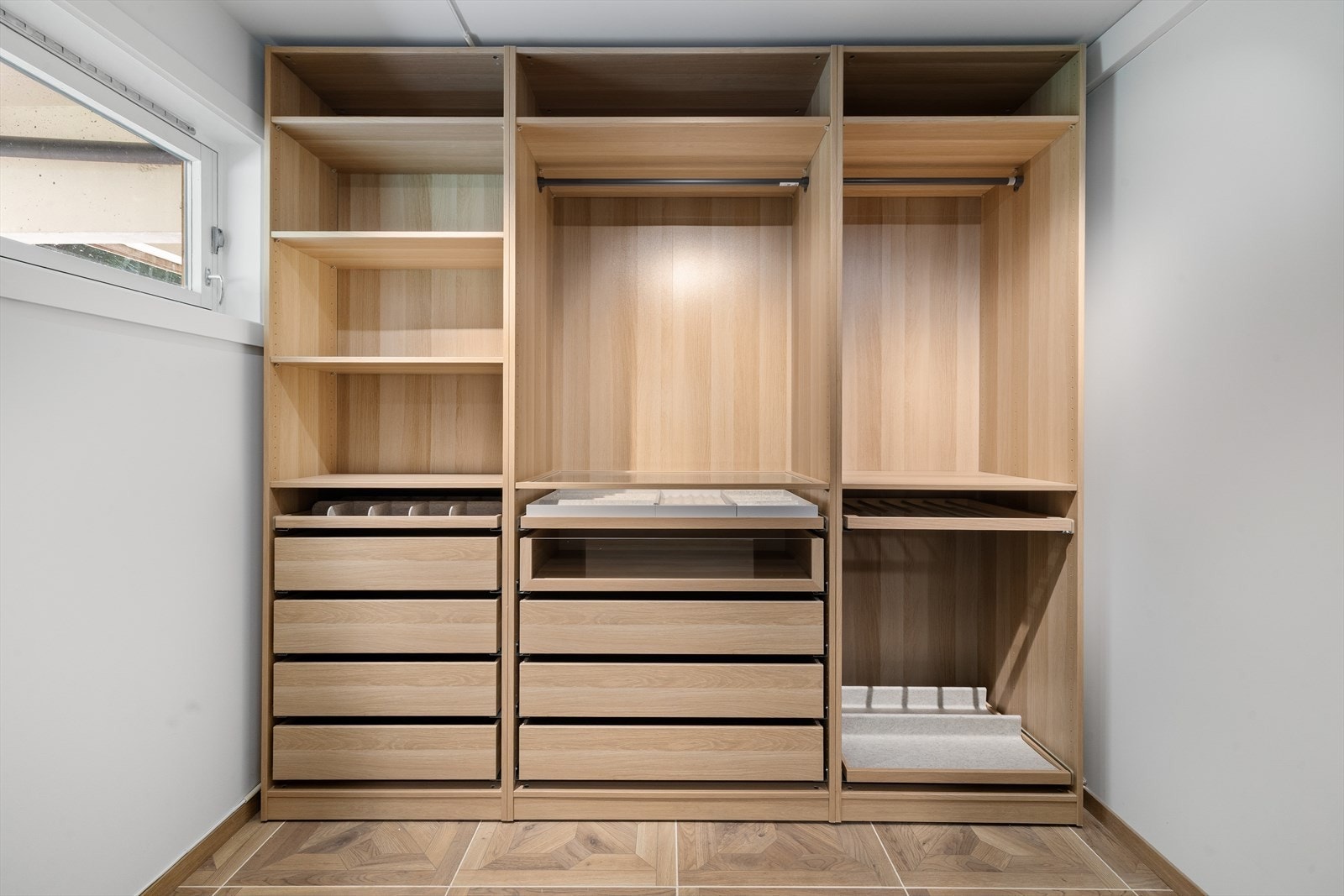 Med rikelig plass til klær, sko og tilbehør, er dette en drøm for den som setter pris på stilfull og praktisk lagring. Galleribilde