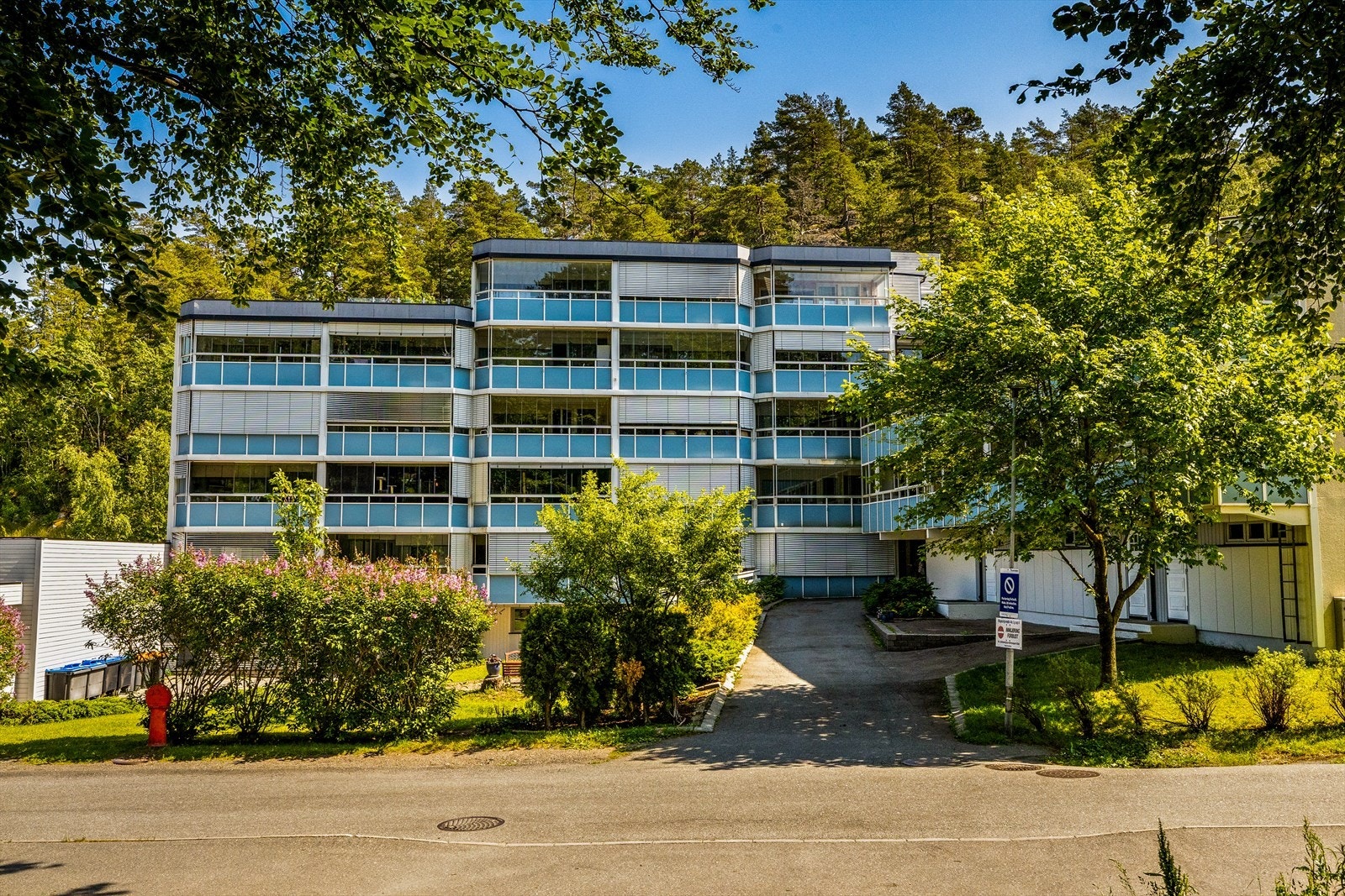 Her er det lagt vekt på trivsel og estetikk, med nøye utvalgt beplantning, vakre busker, blomsterbed og grønne plener som rammer inn eiendommen på en tiltalende måte. Galleribilde