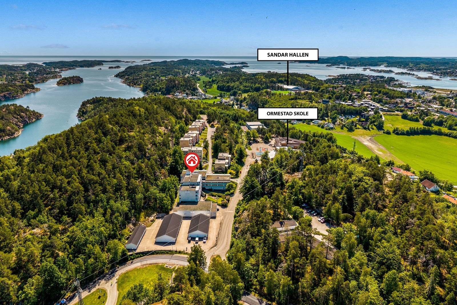 Gangavstand til barnehage, skoler, idrettsplass, strand med badeplass og flotte turområder både langs kyststi og i skogsområder. Galleribilde