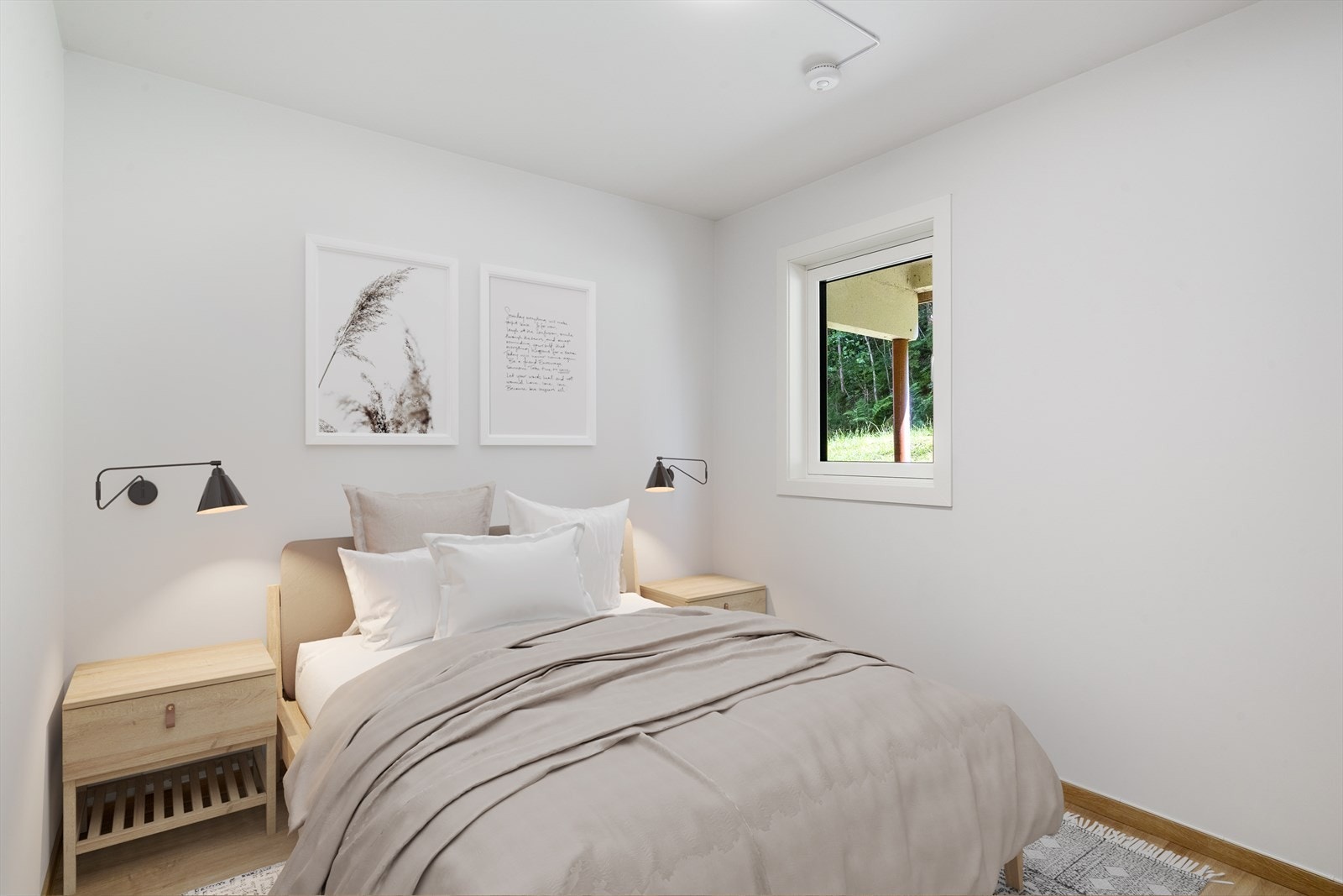 Hovedsoverommet er romslig, smakfullt innredet og byr på en luksuriøs atmosfære med plass til både ro og komfort. Her får du virkelig følelsen av å trekke deg tilbake til din egen private sone i hjemmet. Galleribilde