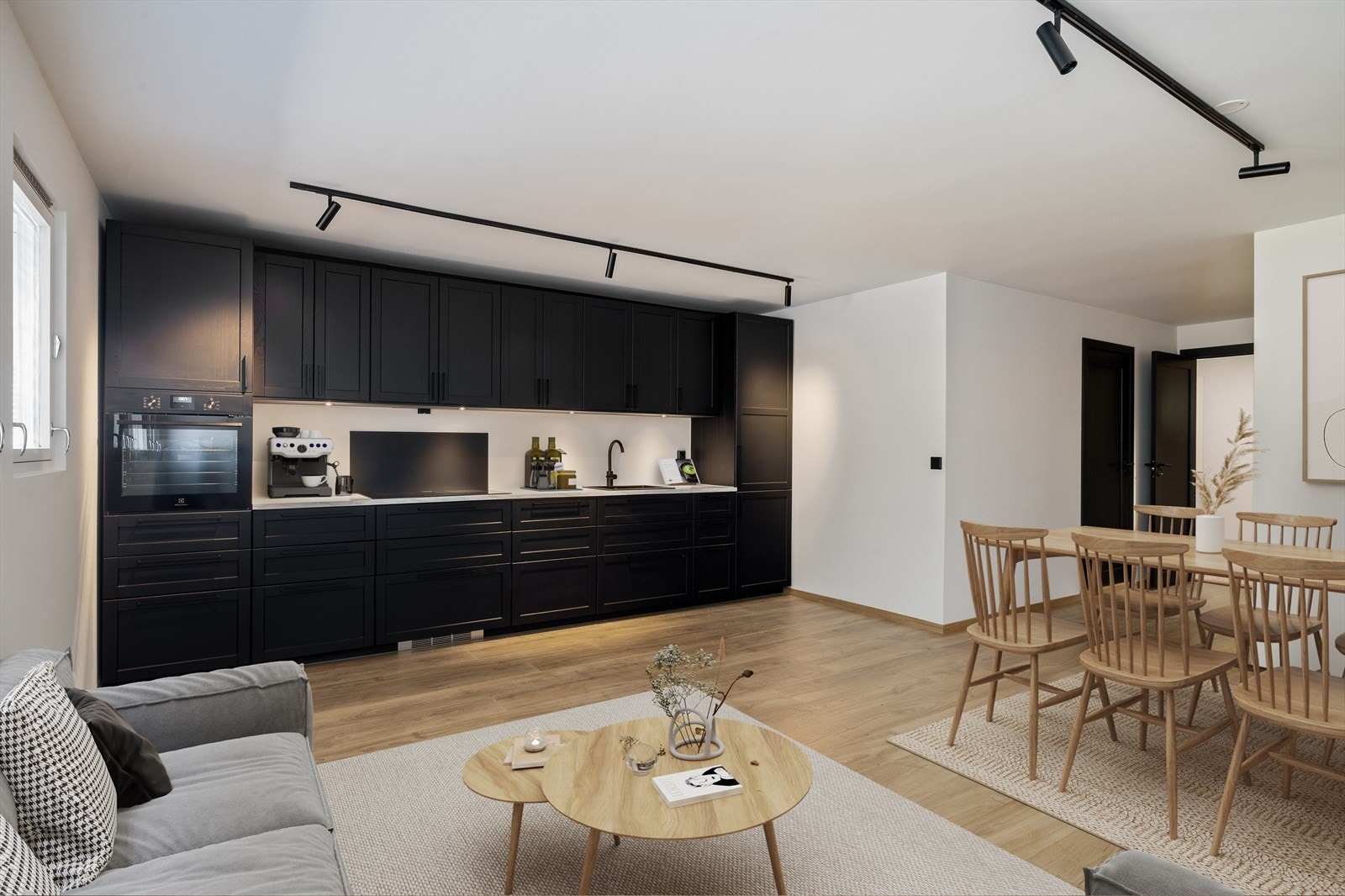 Her får du rikelig med både skap- og benkeplass, noe som gjør matlagingen både effektiv og hyggelig. Galleribilde