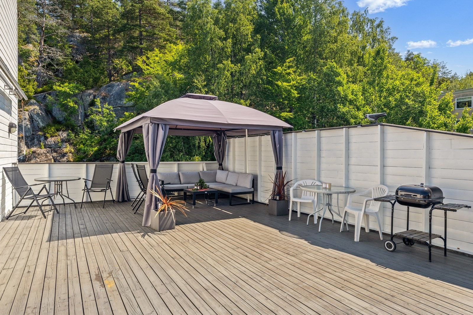 Om du ønsker en stille morgenkaffe i solen, en felles middag under åpen himmel eller bare et sted å trekke deg tilbake med en god bok, så har denne terrassen alt du trenger. Et perfekt sted å koble av - og koble på fellesskapet! Galleribilde