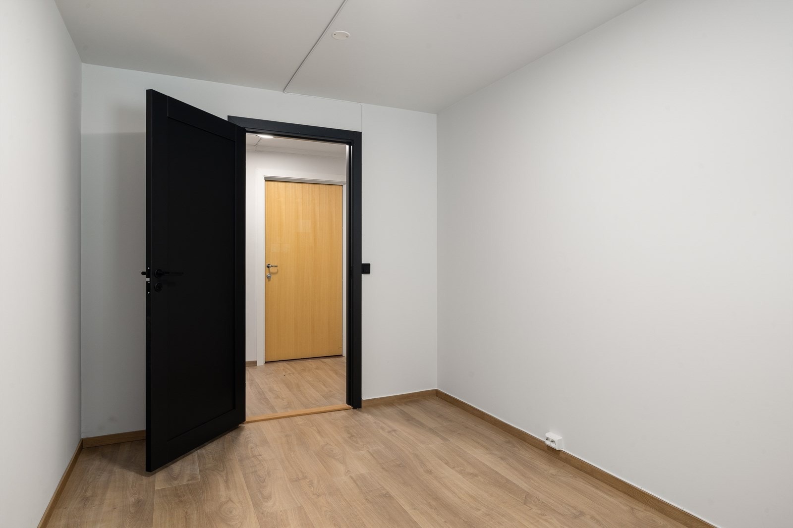 Lyst og innbydende gjeste- eller barnerom.
Dette rommet er både praktisk og allsidig, og egner seg perfekt som barnerom, gjesterom eller hjemmekontor - alt etter behov. Galleribilde