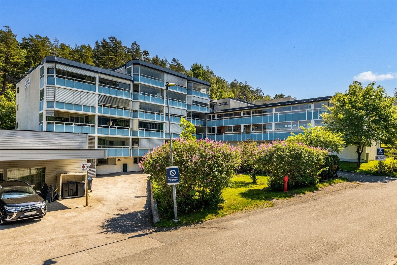 Her finner du asfalterte gangveier som binder området sammen på en ryddig og tilgjengelig måte, og en pent opparbeidet tomt som byr på grøntarealer, beplantning og hyggelige soner for rekreasjon og samvær. Galleribilde