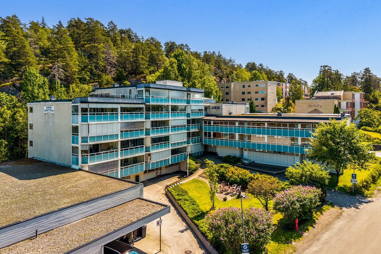 Borettslaget har en svært attraktiv beliggenhet med kort vei til det meste - enten du ønsker å ta del i bylivet, nyte en tur langs sjøen eller utforske flotte turområder i grønne omgivelser. Galleribilde