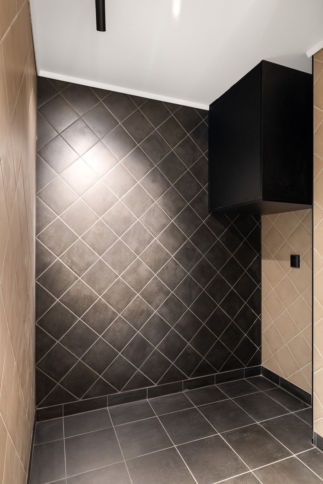 Det er også opplegg for vaskemaskin, noe som gjør rommet både funksjonelt og godt tilpasset en moderne hverdag. Et bad som kombinerer komfort og design - med alt du trenger for en god start på dagen. Galleribilde