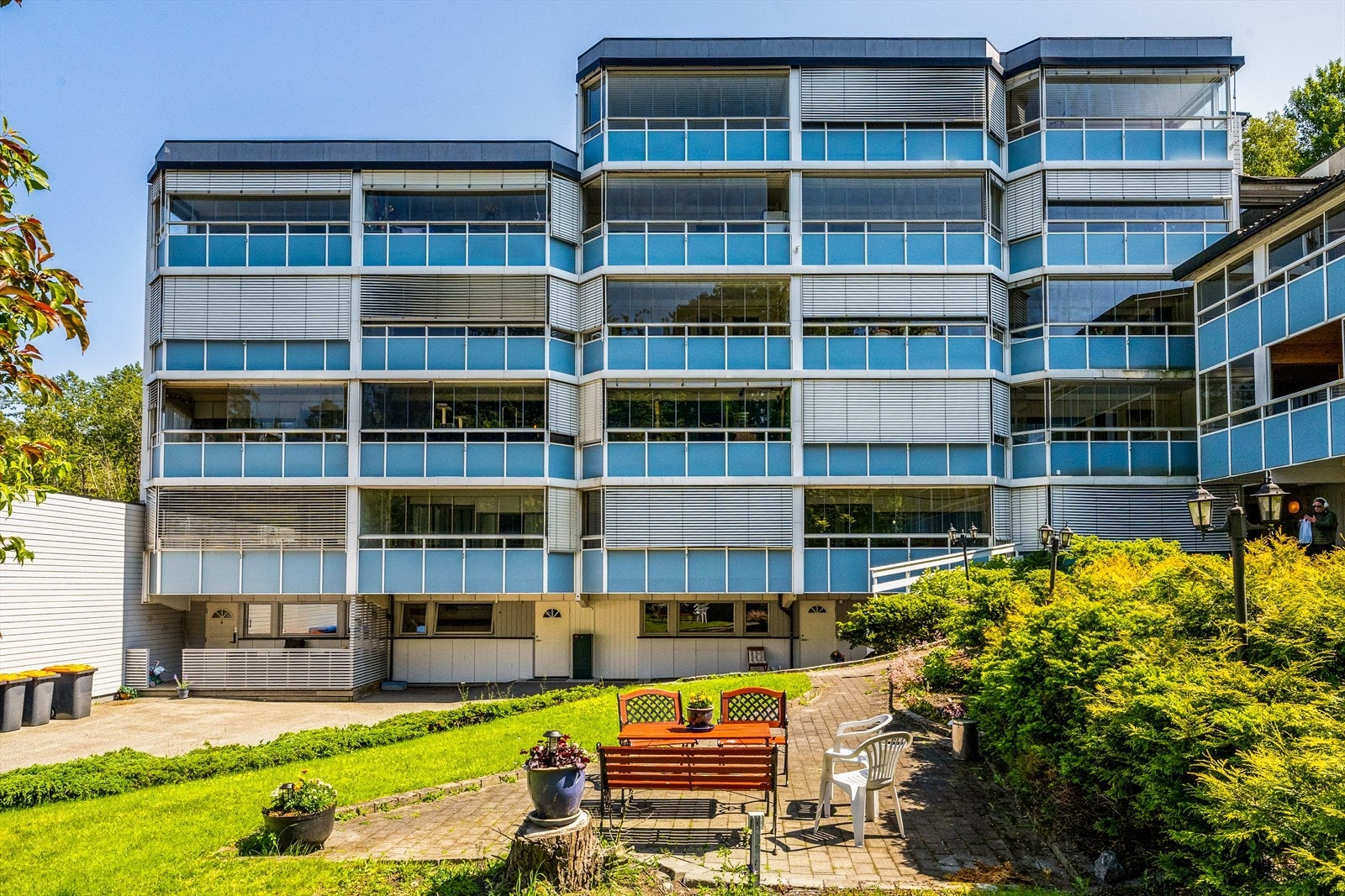 Hyggelige felles sitteplass på felles tomt. Perfekt for små pustepauser i hverdagen, sosiale sammenkomster med naboer eller en stille stund med en bok i solen. Her kan du virkelig føle på den gode atmosfæren og fellesskapet som preger borettslaget. Galleribilde