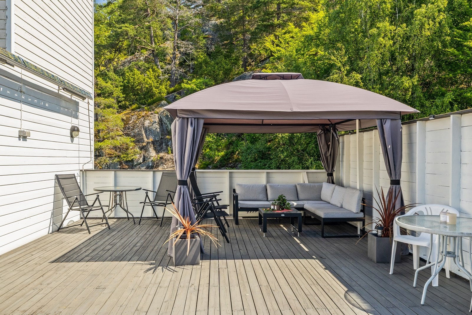 Terrassen er smakfullt opparbeidet med paviljong, hyggelige sittegrupper og grønne innslag som gir et lunt og innbydende preg. Den store grillplassen legger til rette for uformelle grillkvelder, nabofester og sosiale sammenkomster i sommerhalvåret. Galleribilde