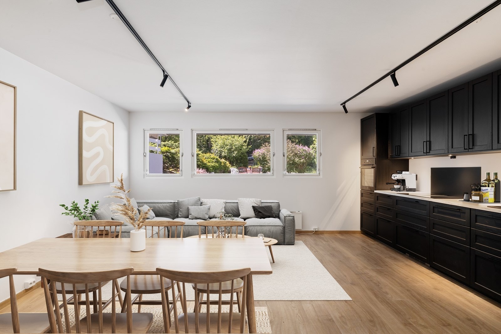 Stue og kjøkken ligger i en åpen og sosial løsning som skaper en god romfølelse og naturlig flyt i boligen. Galleribilde