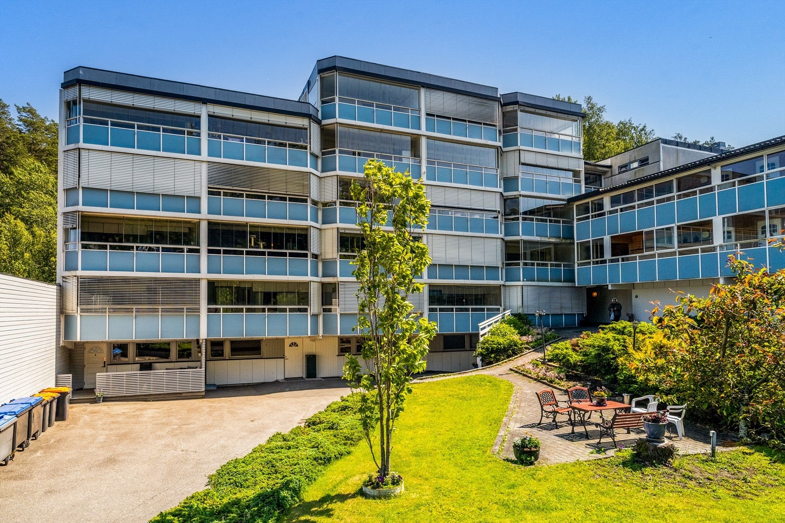 Det velholdte uteområdet fungerer som en forlengelse av hjemmet - et sted hvor barn trygt kan leke, voksne kan samles og alle kan nyte grønne omgivelser uten å måtte tenke på vedlikeholdet selv. Galleribilde