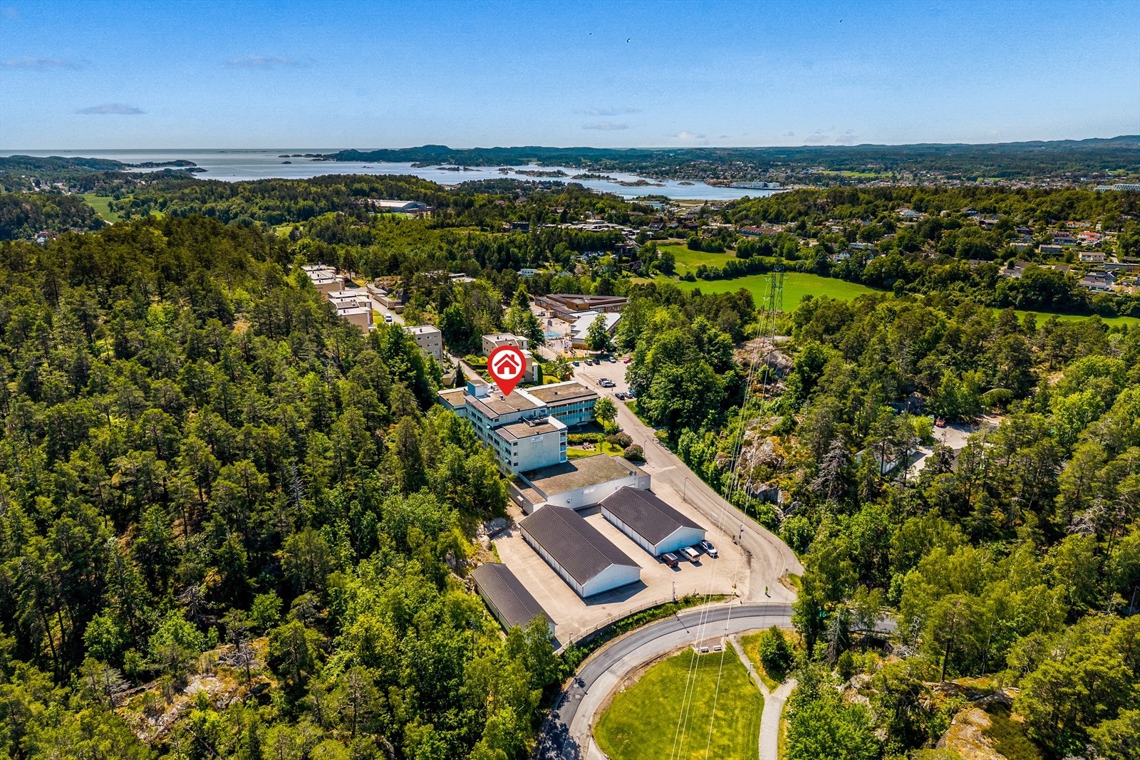 Attraktiv beliggenhet nær både by, sjø og natur. Galleribilde
