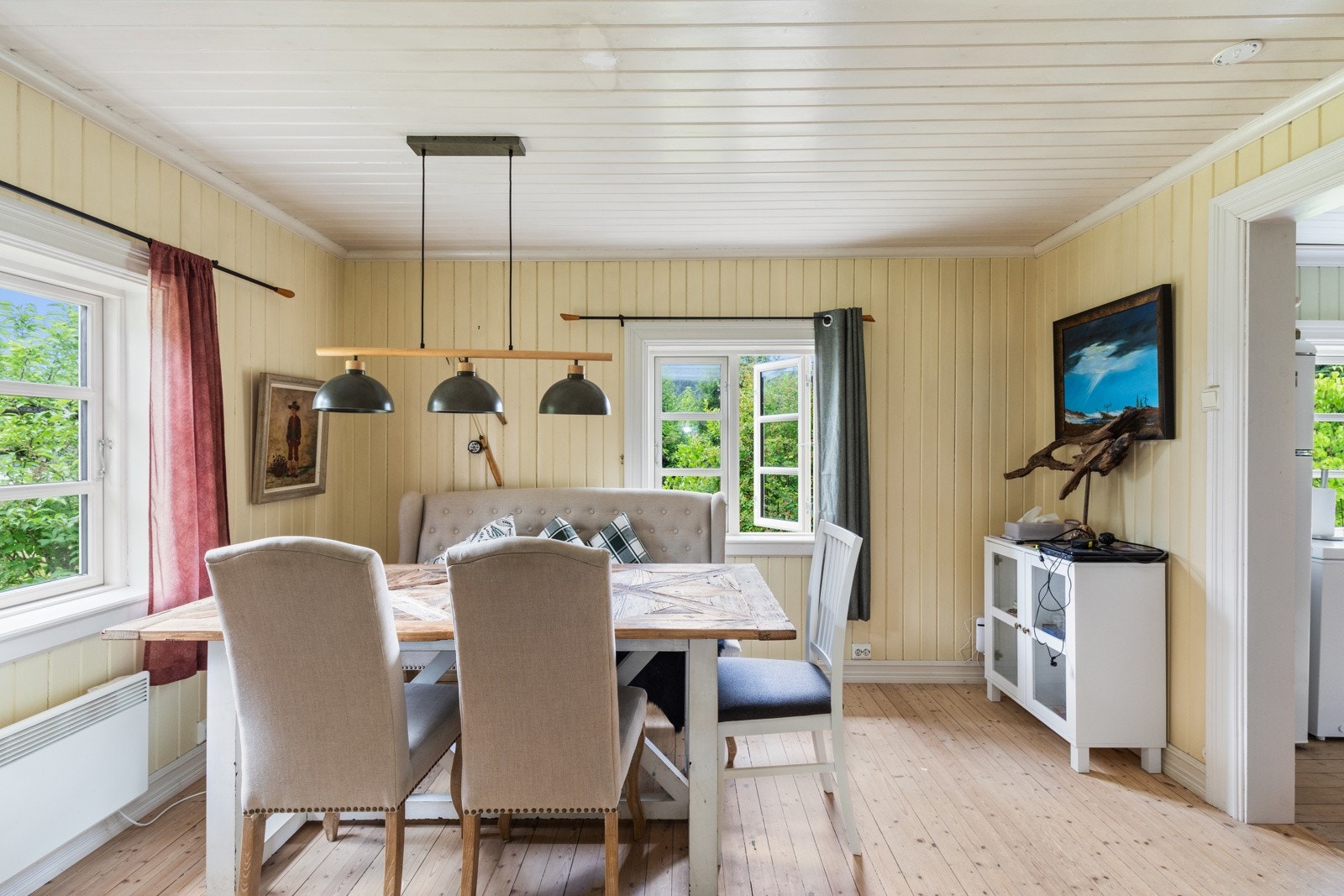 Spisestue i tilknytning til både kjøkkenet og stuen. Galleribilde