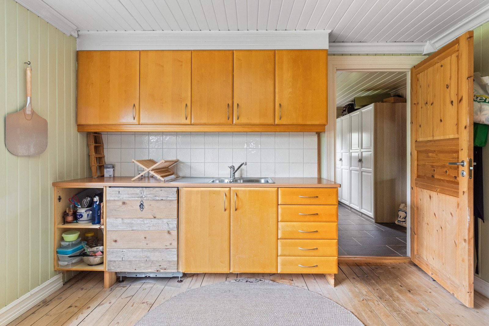 Kjøkkeninnredning bestående av overskap og benkeskap. Det er plass til spisebord på kjøkkenet. Galleribilde