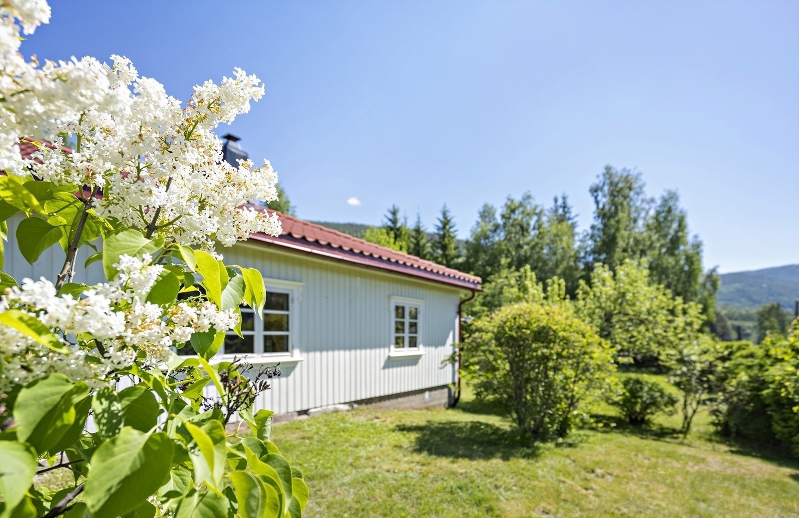Eiendommen består av enebolig, samt 2 stk. uthus. Galleribilde