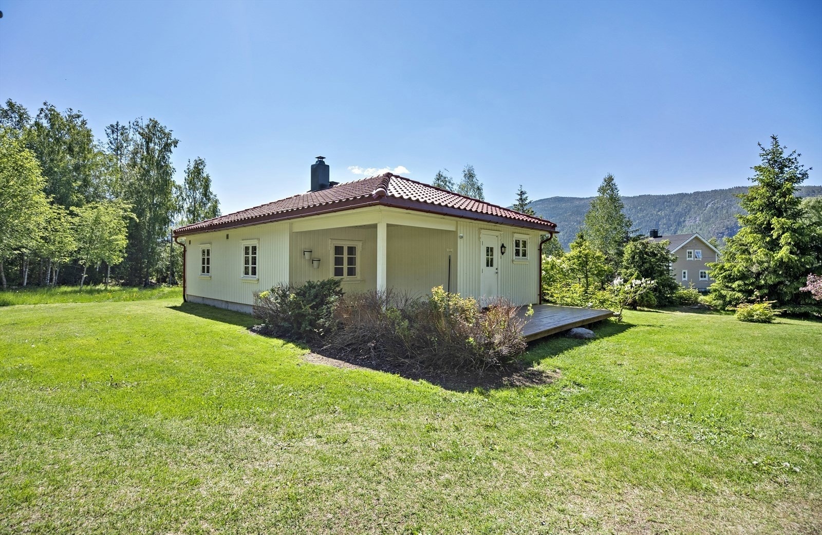 Boligen ligger solrikt plassert på Flå Østside. Galleribilde