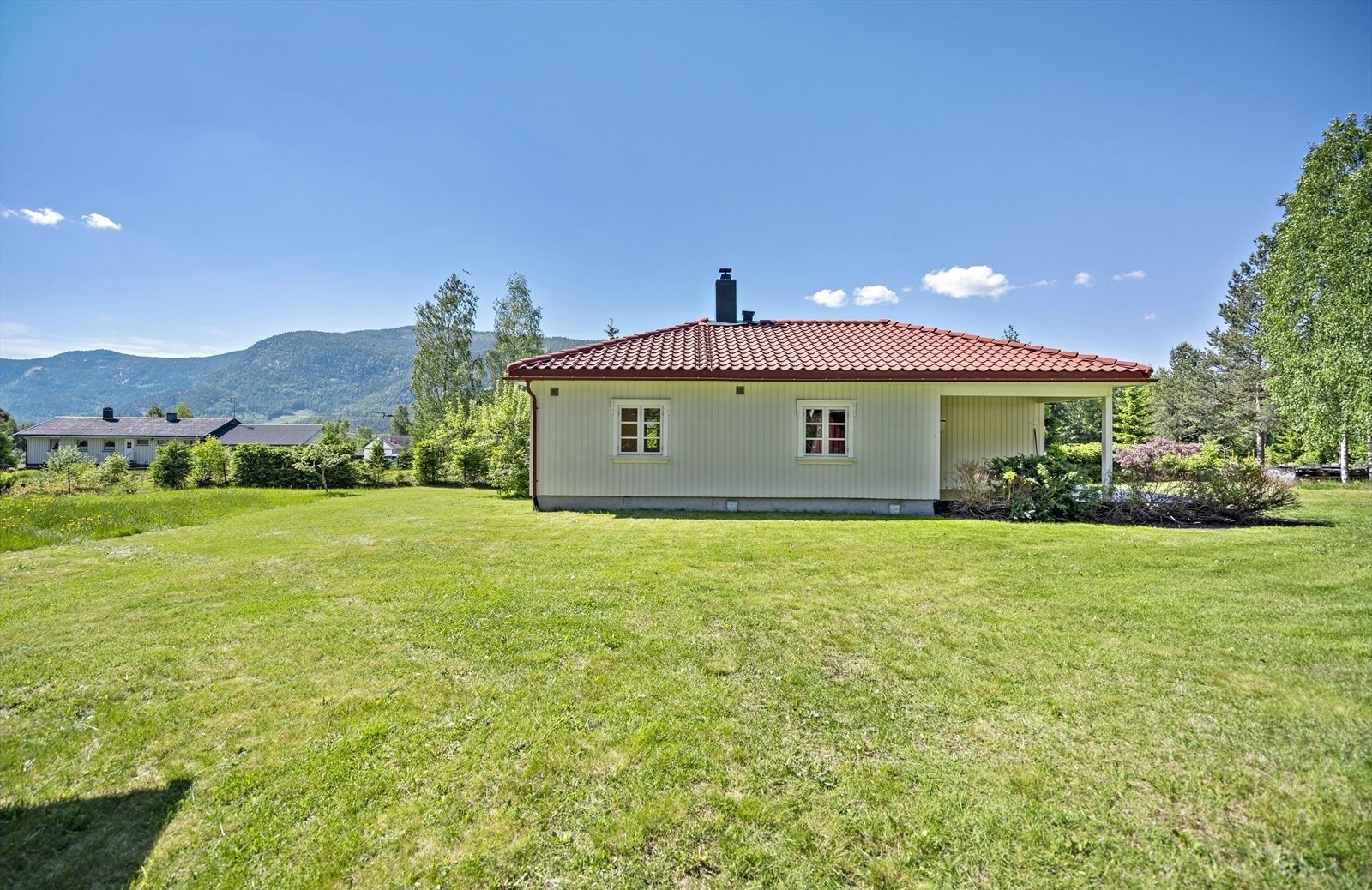 Stor og flott hage. Galleribilde