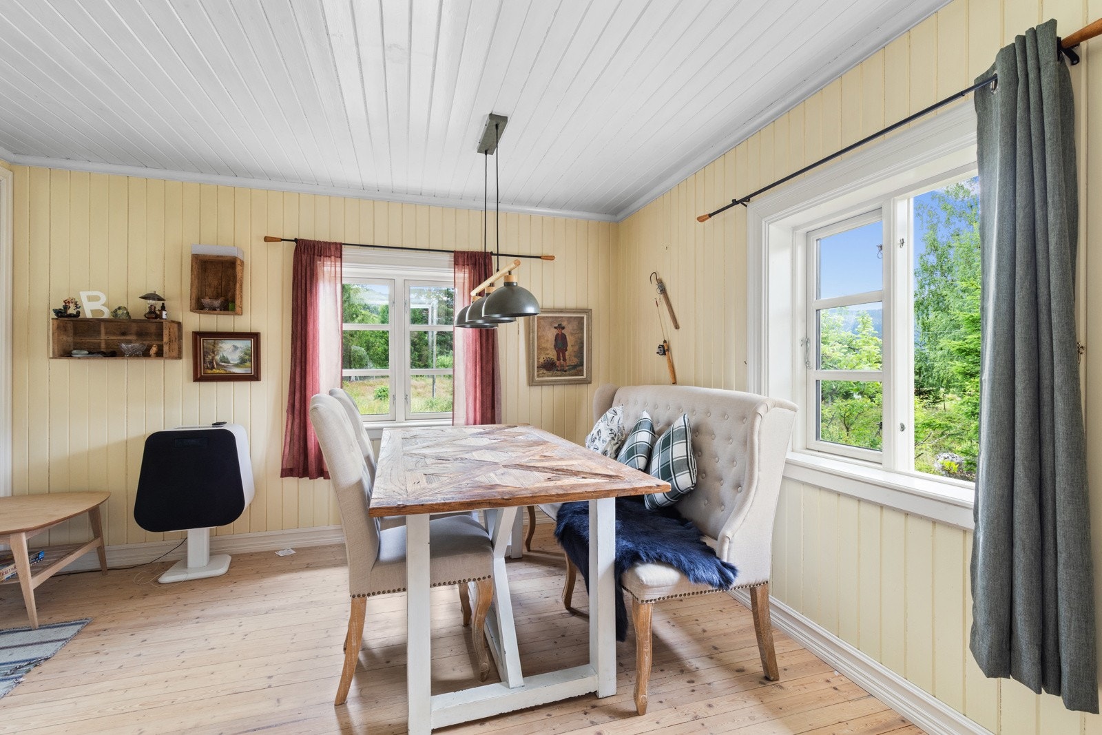 Stuen/spisestuen har godt med lysinnslipp via vinduene. Galleribilde