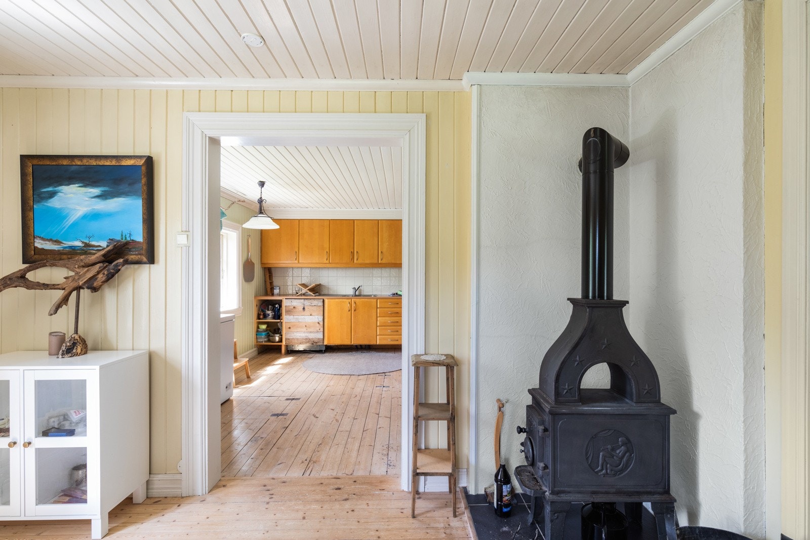 Det er vedovn både i spisestue og kjøkken. Galleribilde