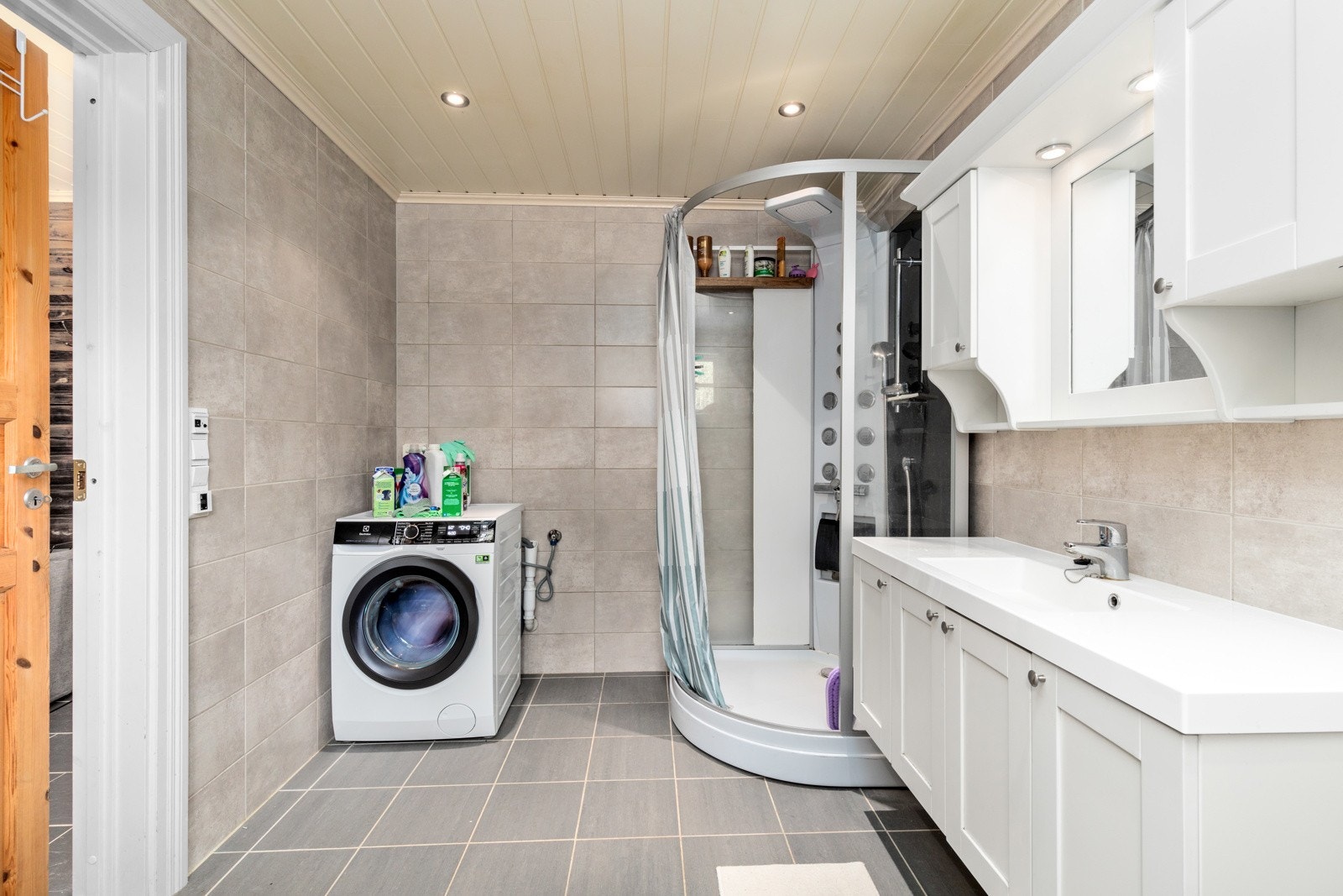 Helfliset bad fra 2010 med opplegg for vaskemaskin. Galleribilde