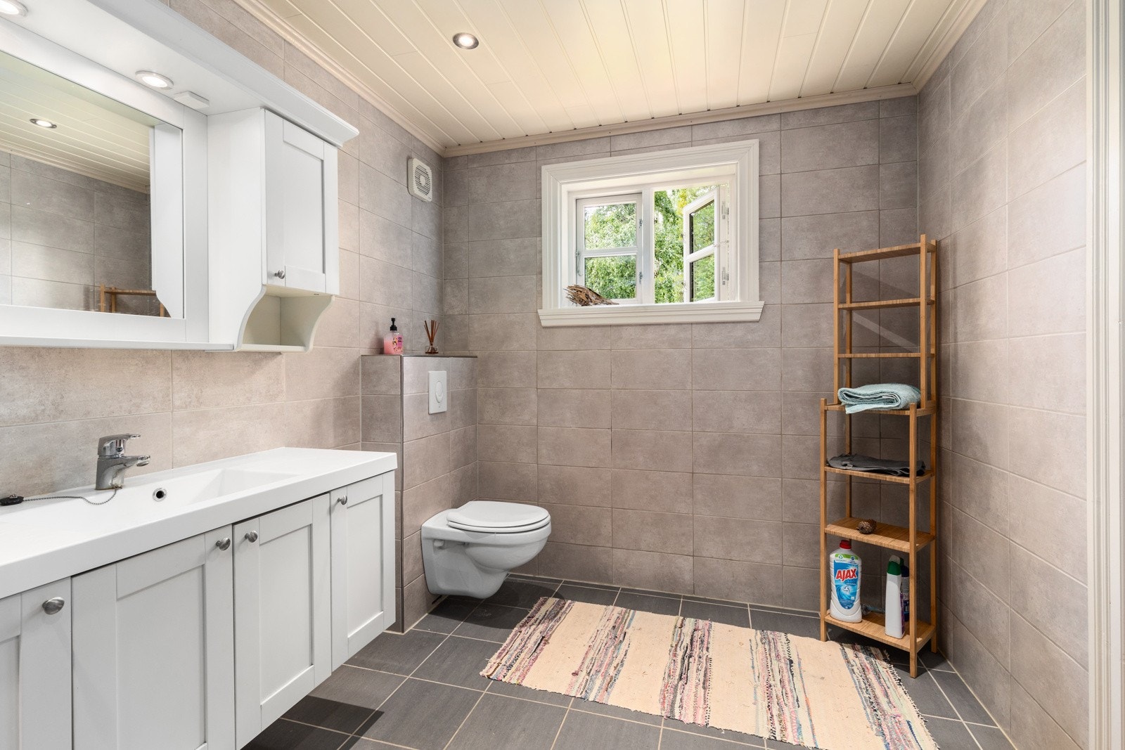 Vegghengt toalett, servantinnredning og dusjkabinett. Galleribilde